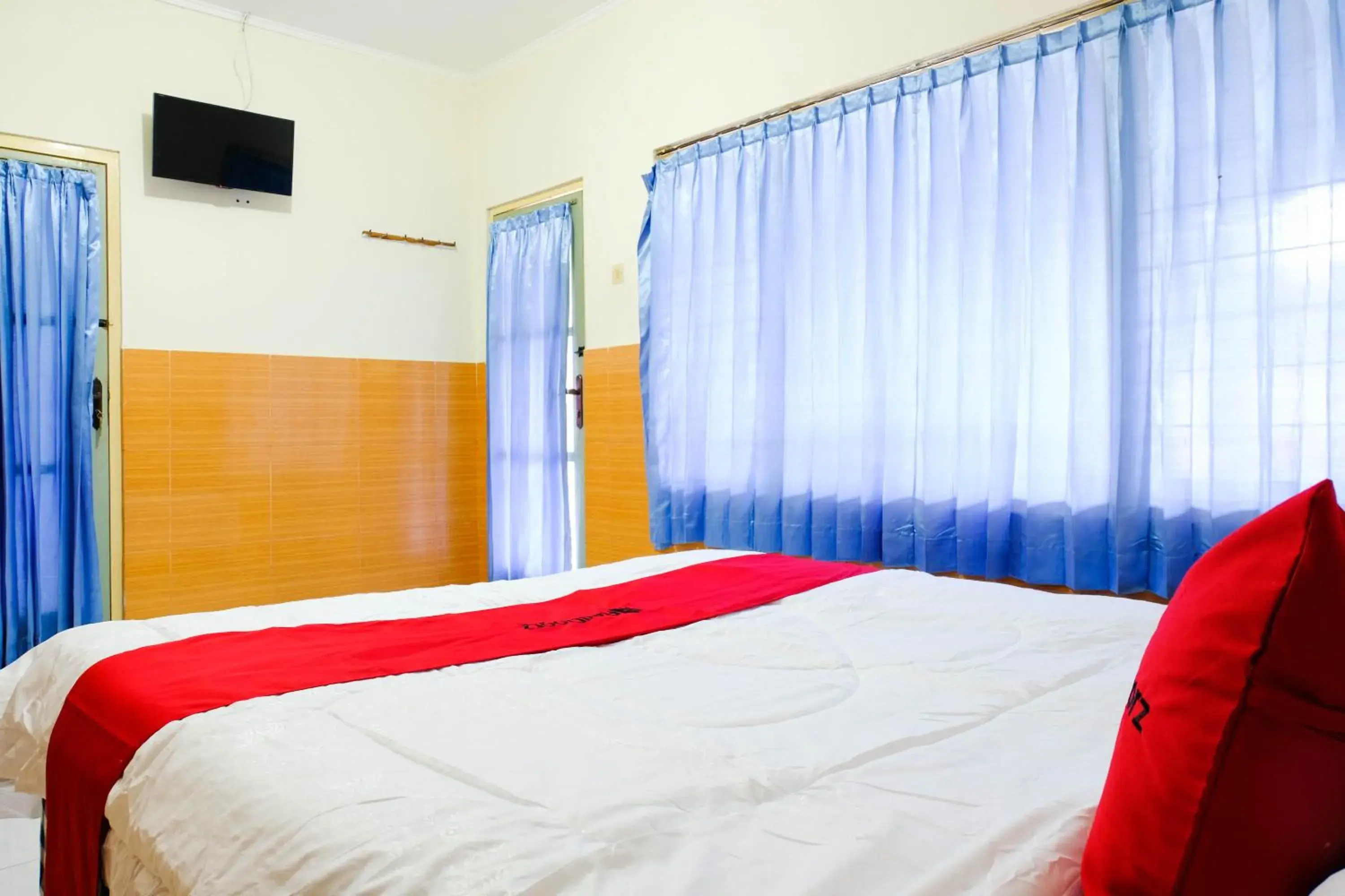 Bedroom, Bed in RedDoorz near STAB Syailendra Kopeng Bedroom, Bed in RedDoorz near STAB Syailendra Kopeng