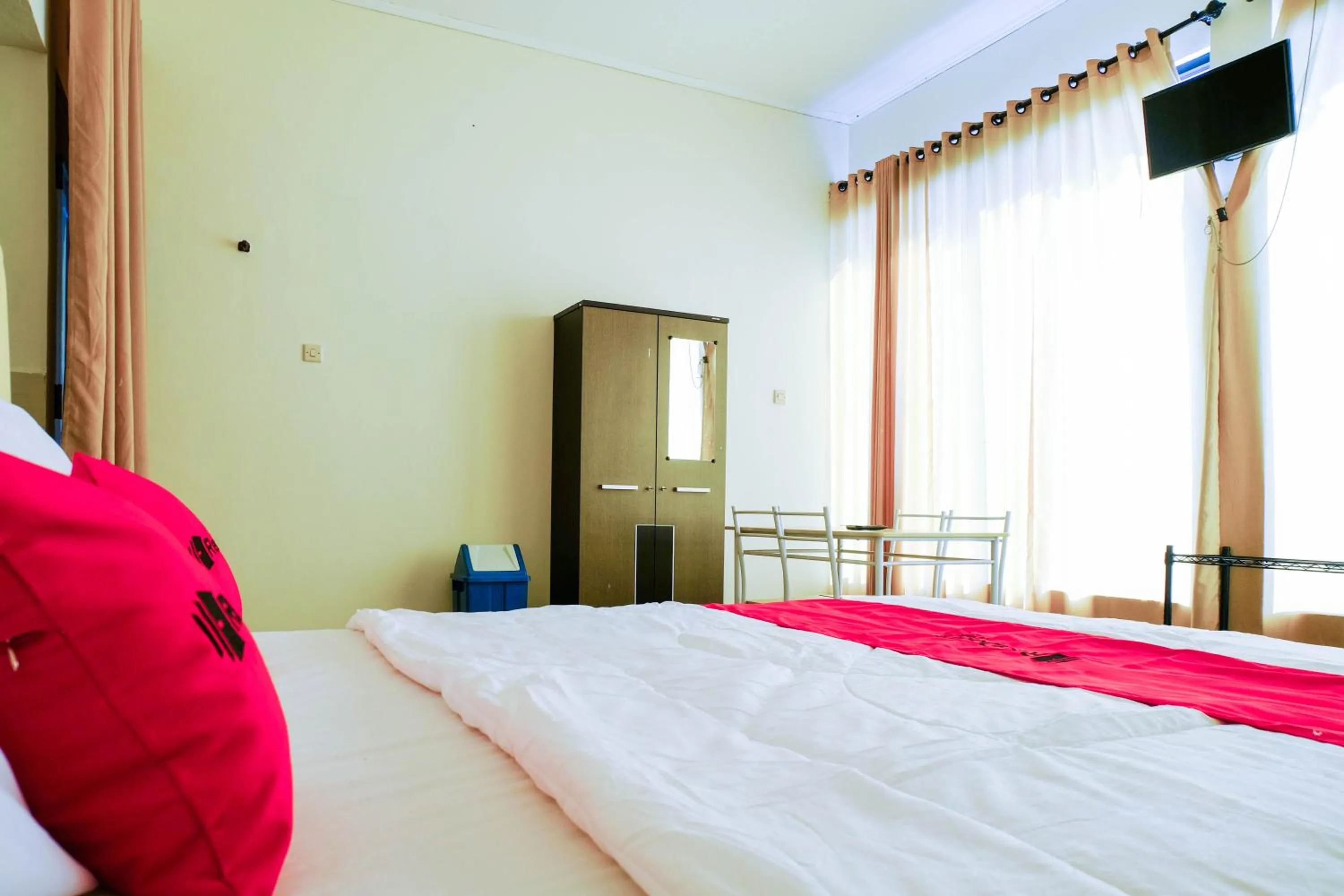 Bed in RedDoorz near STAB Syailendra Kopeng