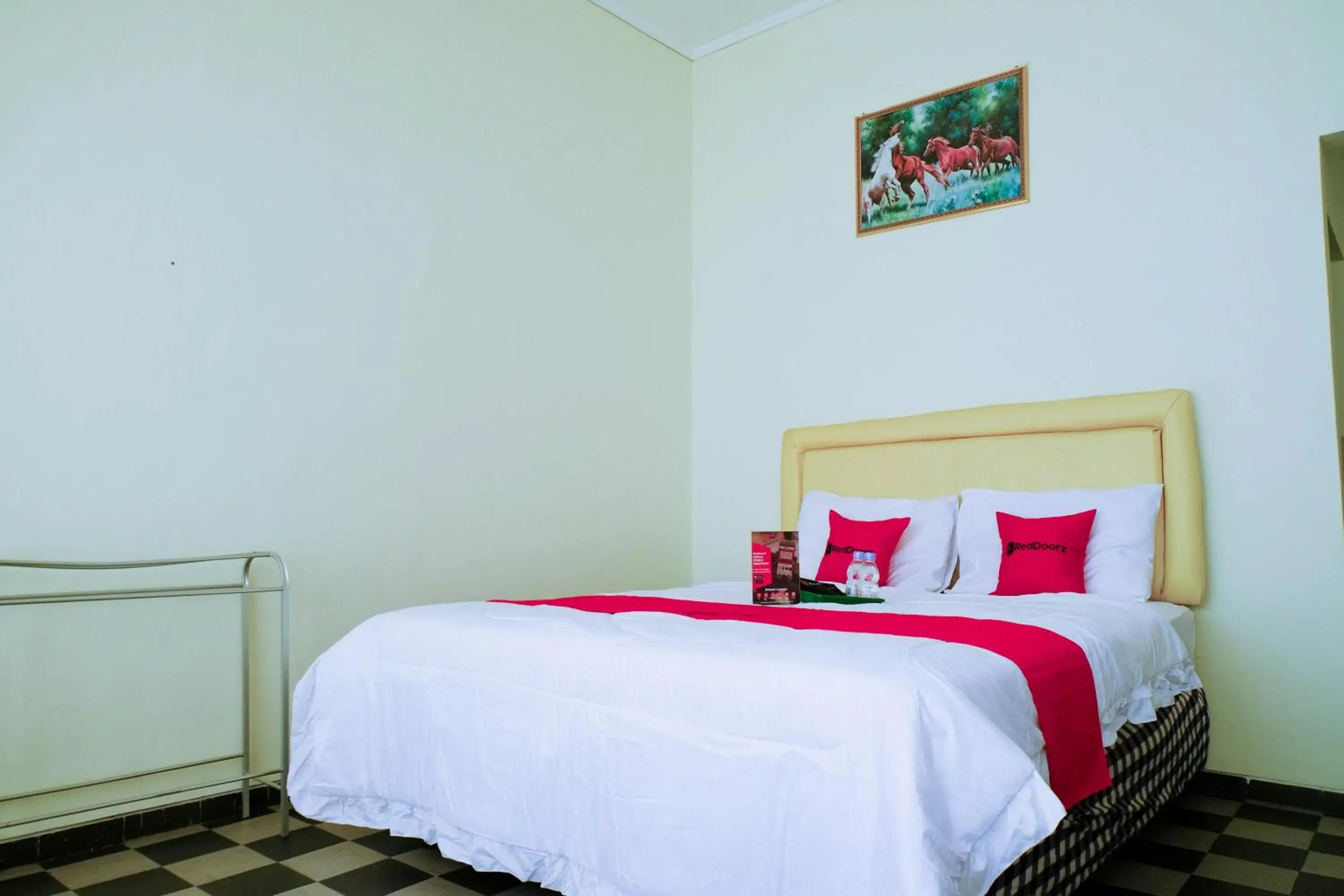 Bed in RedDoorz near STAB Syailendra Kopeng Bed in RedDoorz near STAB Syailendra Kopeng