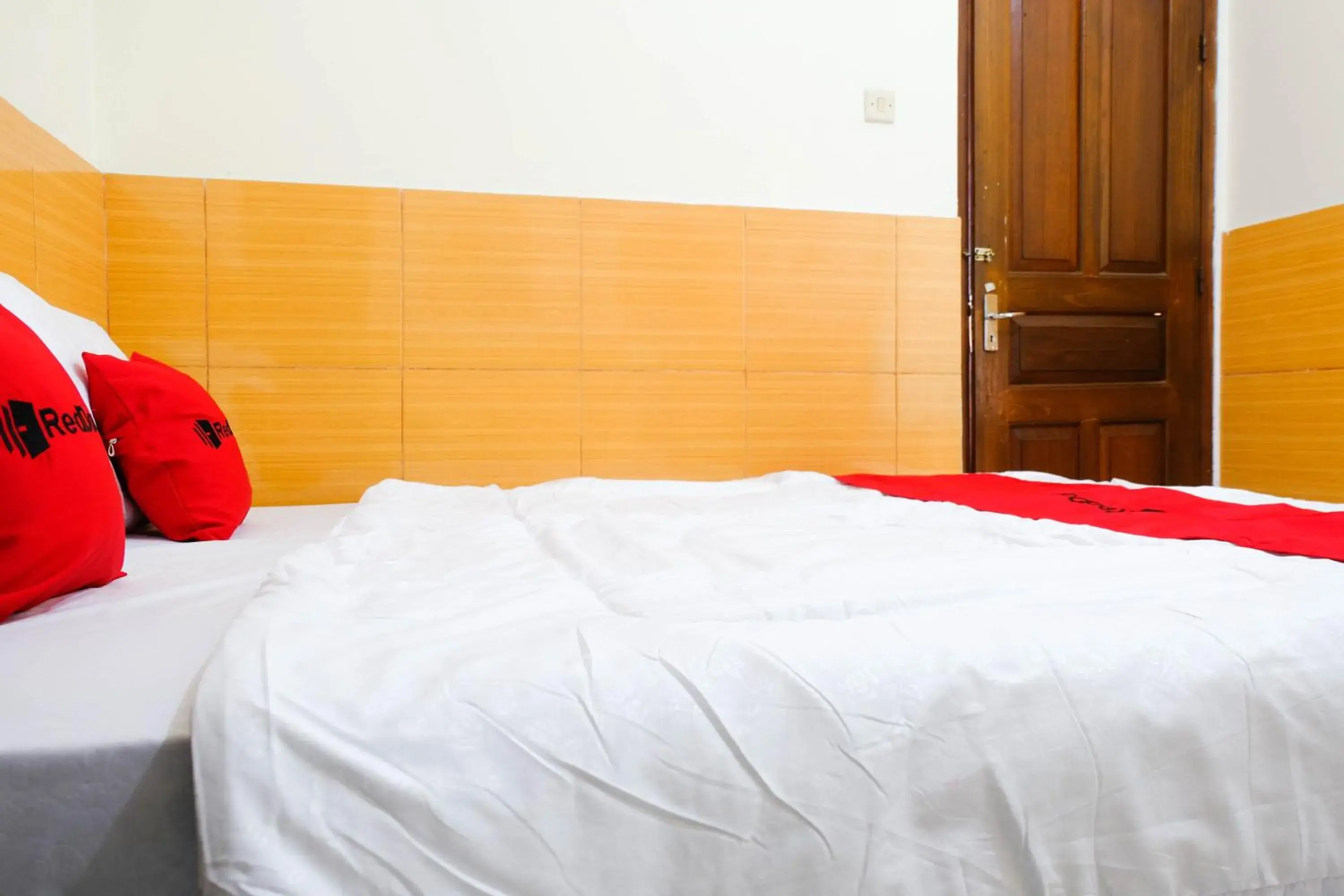 Bed in RedDoorz near STAB Syailendra Kopeng Bed in RedDoorz near STAB Syailendra Kopeng