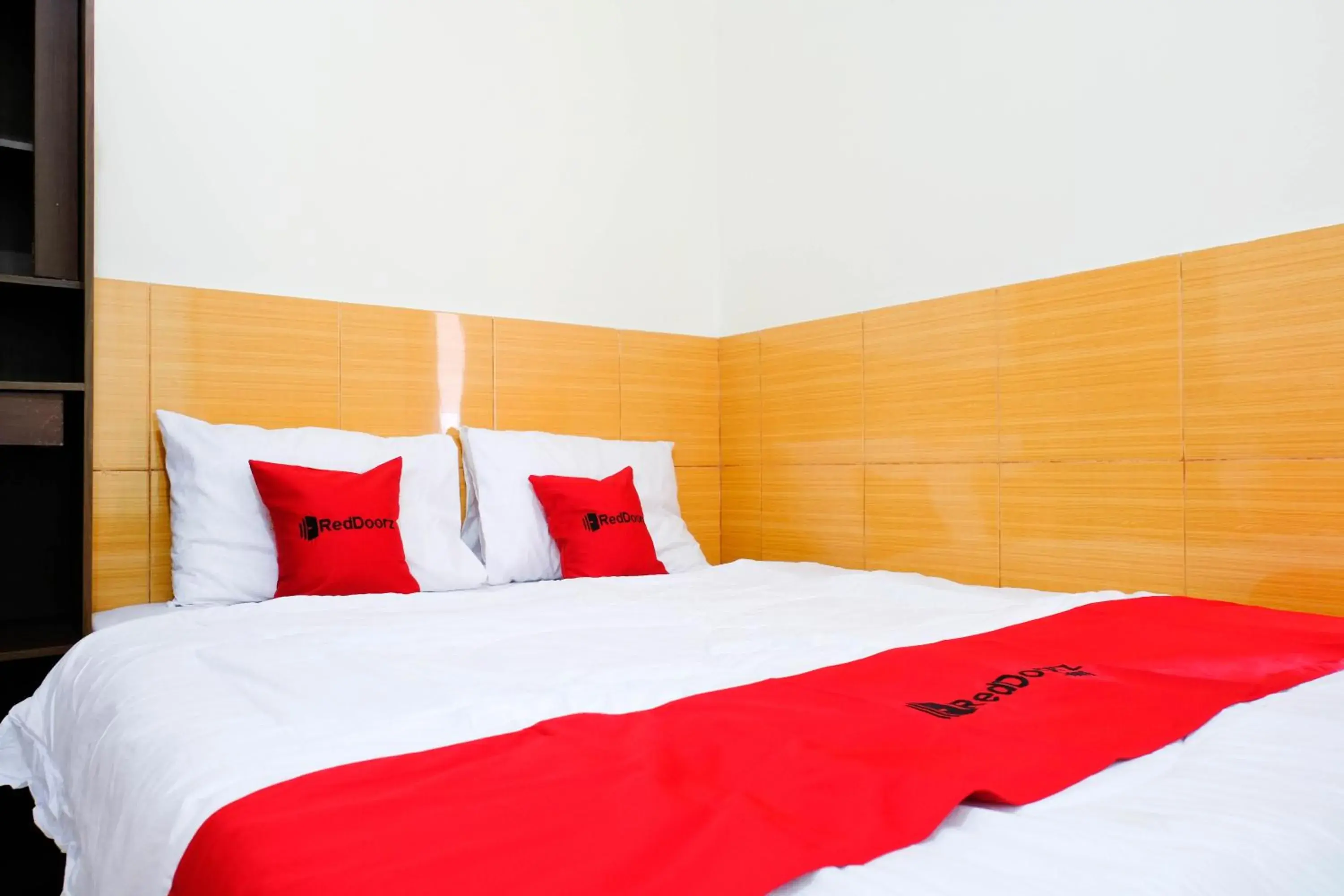 Deluxe Double Room in RedDoorz near STAB Syailendra Kopeng Deluxe Double Room in RedDoorz near STAB Syailendra Kopeng