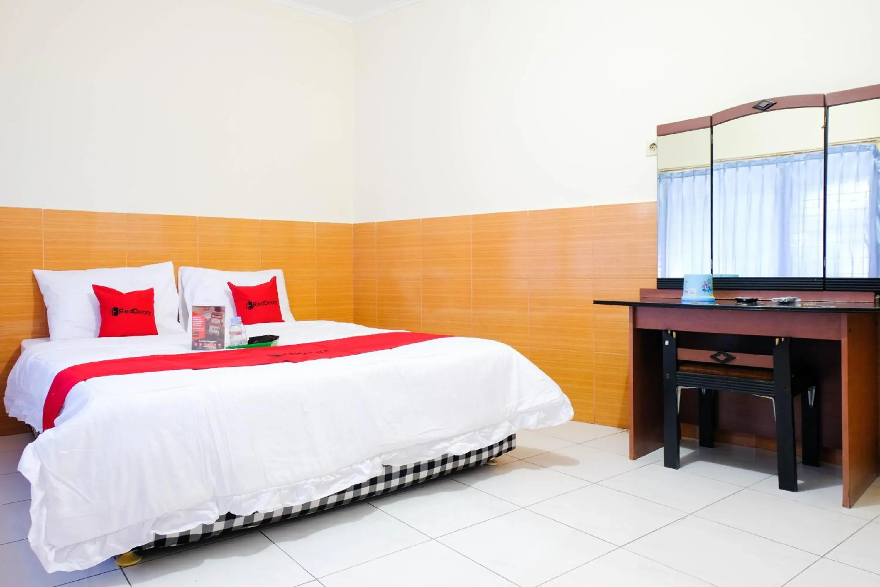 Bedroom, Bed in RedDoorz near STAB Syailendra Kopeng Bedroom, Bed in RedDoorz near STAB Syailendra Kopeng