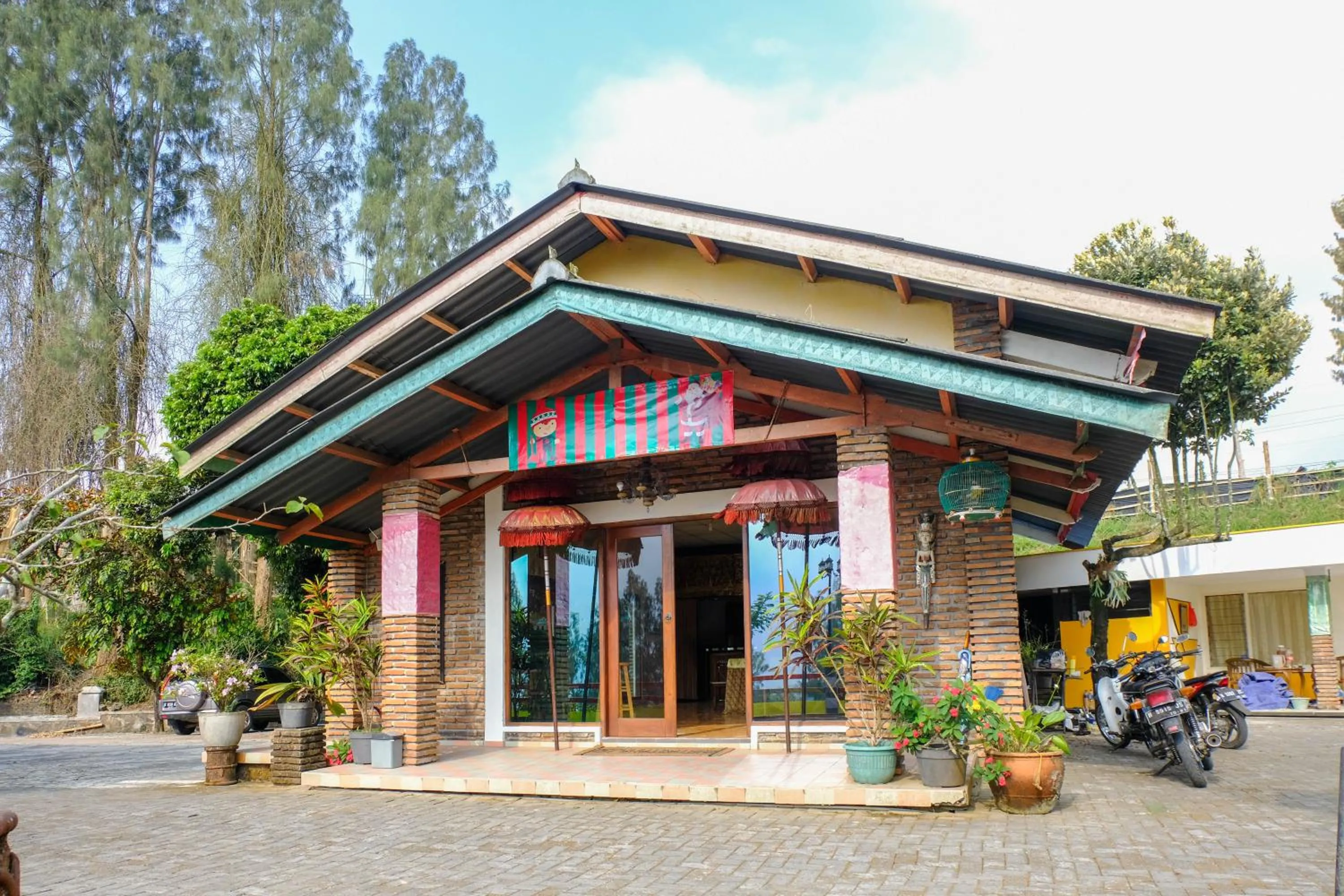 Facade/entrance in RedDoorz near STAB Syailendra Kopeng