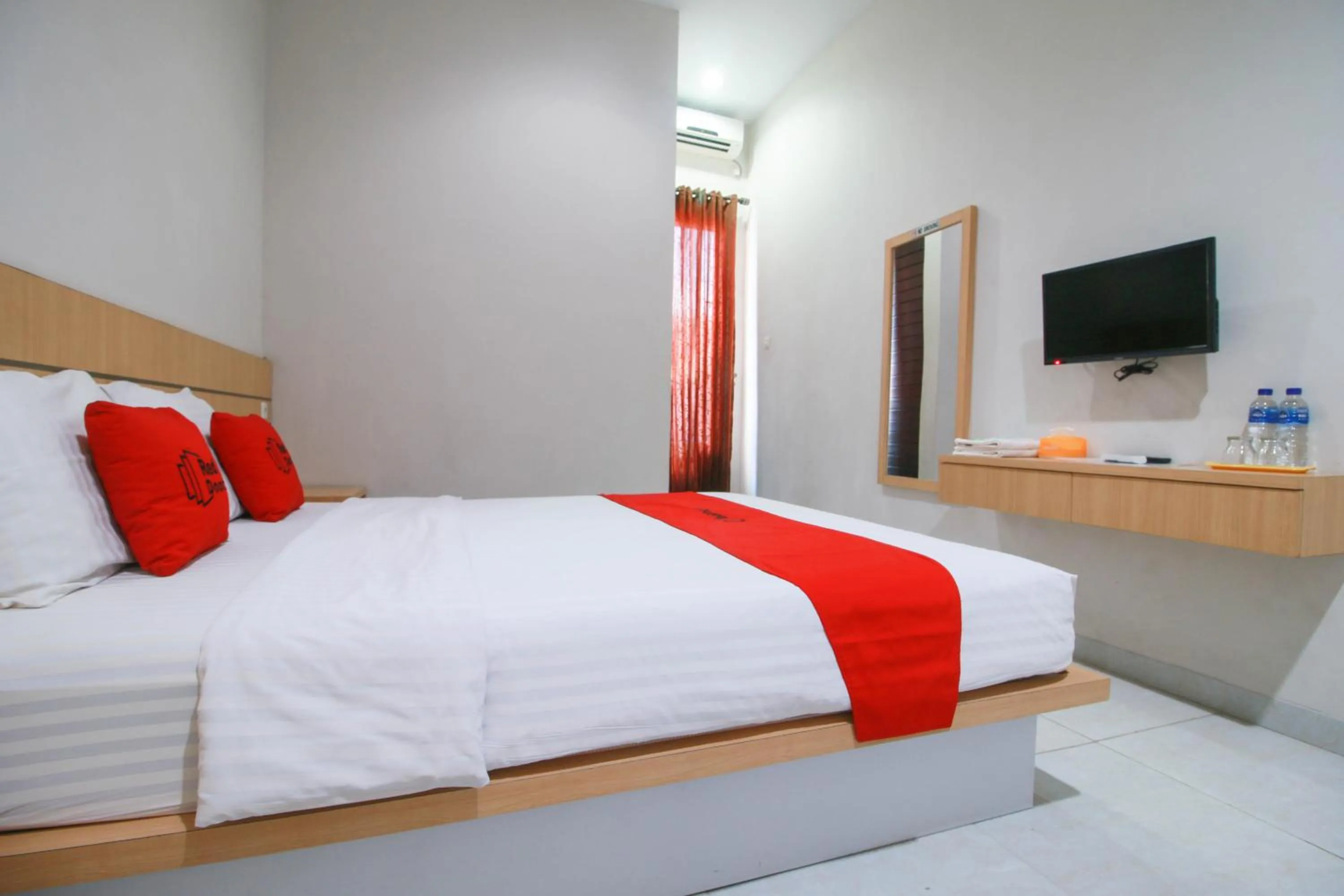 Bedroom, Bed in RedDoorz Syariah near Universitas Jenderal Soedirman