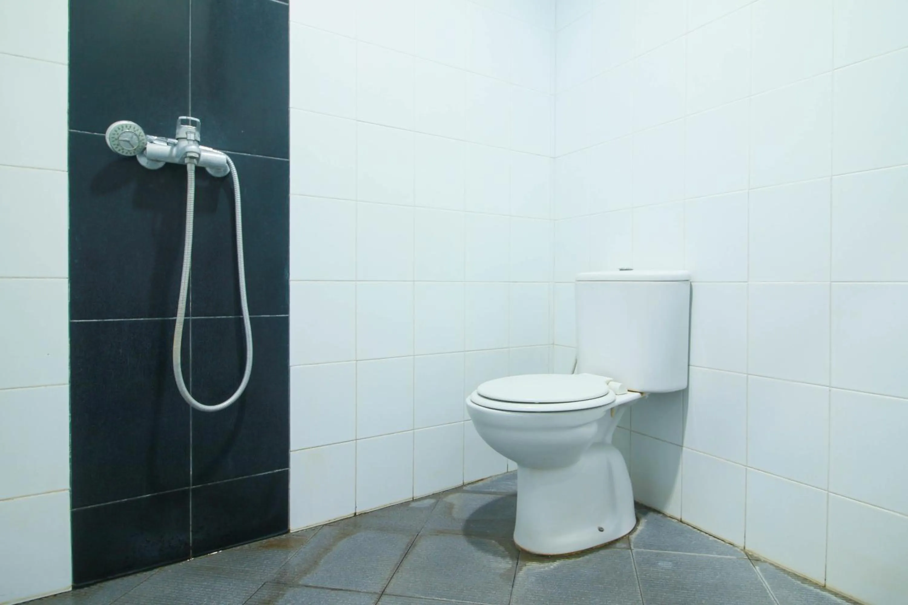 Bathroom in RedDoorz Syariah near Universitas Jenderal Soedirman