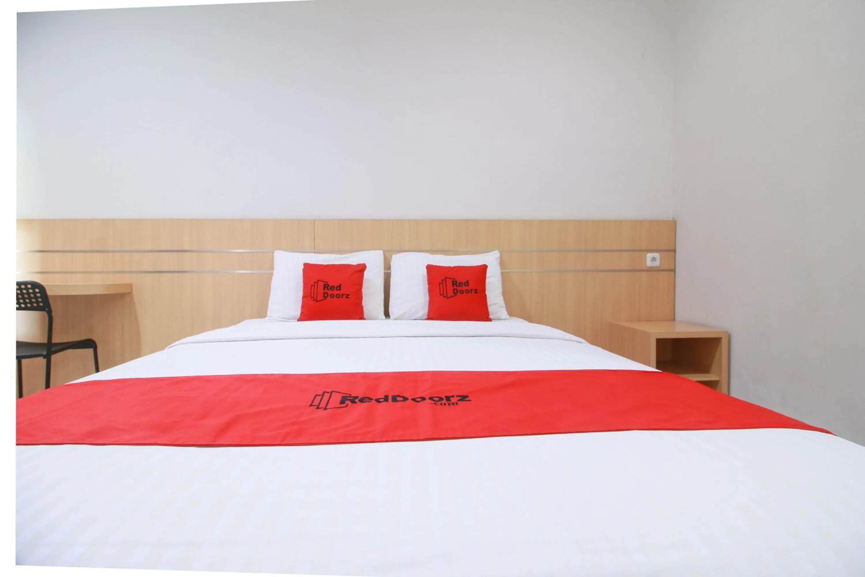 Bedroom, Bed in RedDoorz Syariah near Universitas Jenderal Soedirman