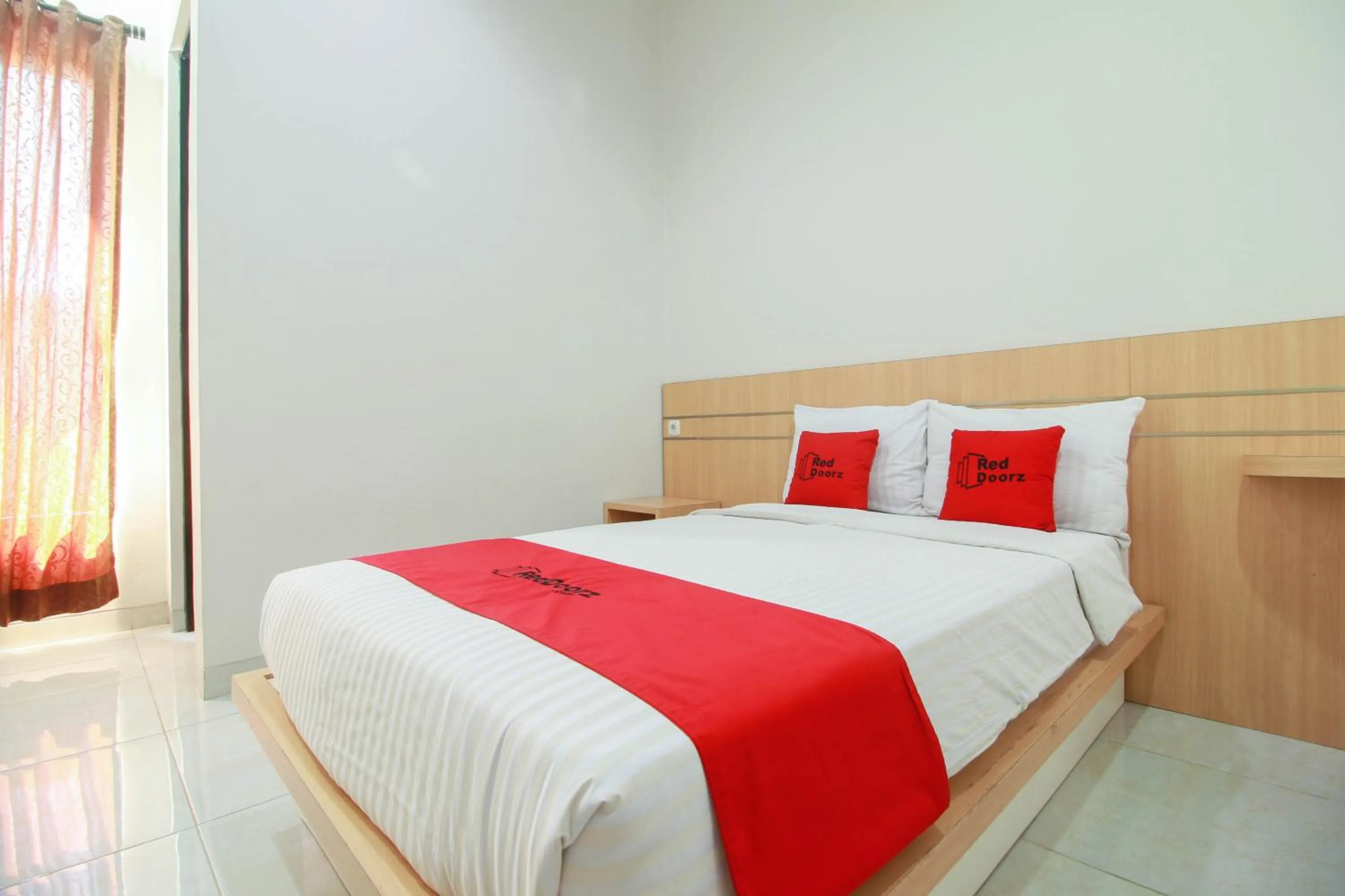 Bedroom, Bed in RedDoorz Syariah near Universitas Jenderal Soedirman