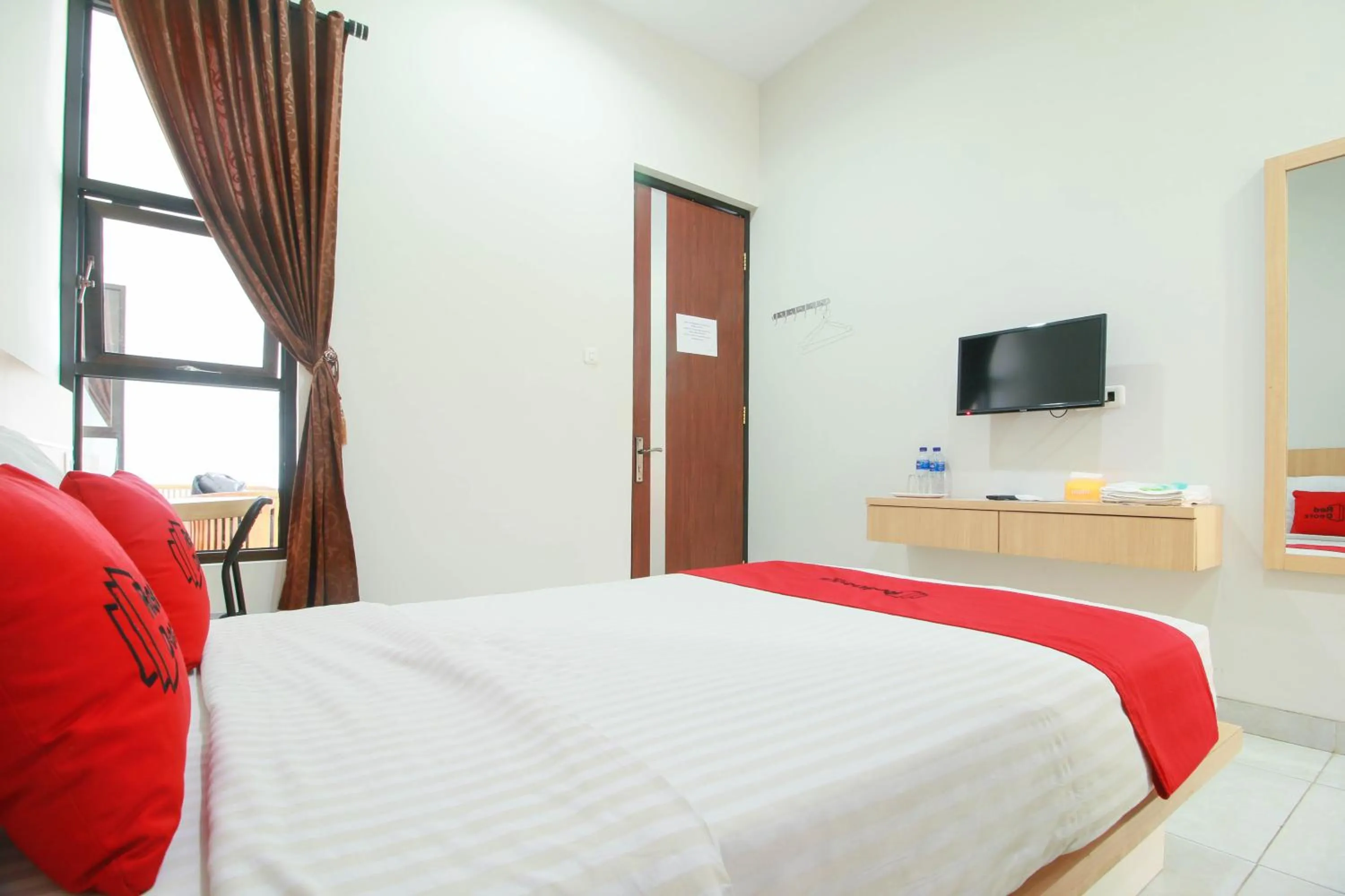 Bedroom, Bed in RedDoorz Syariah near Universitas Jenderal Soedirman