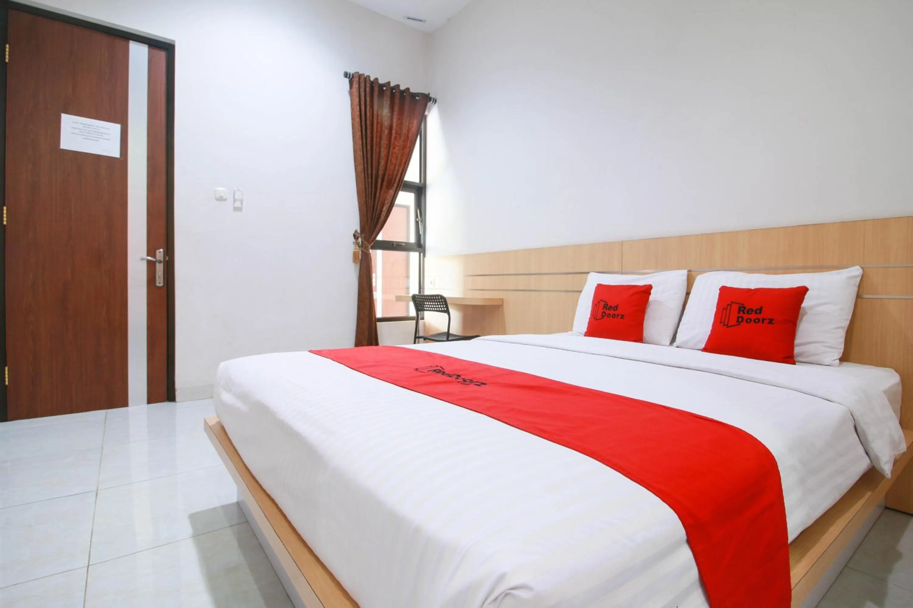 Bedroom, Bed in RedDoorz Syariah near Universitas Jenderal Soedirman