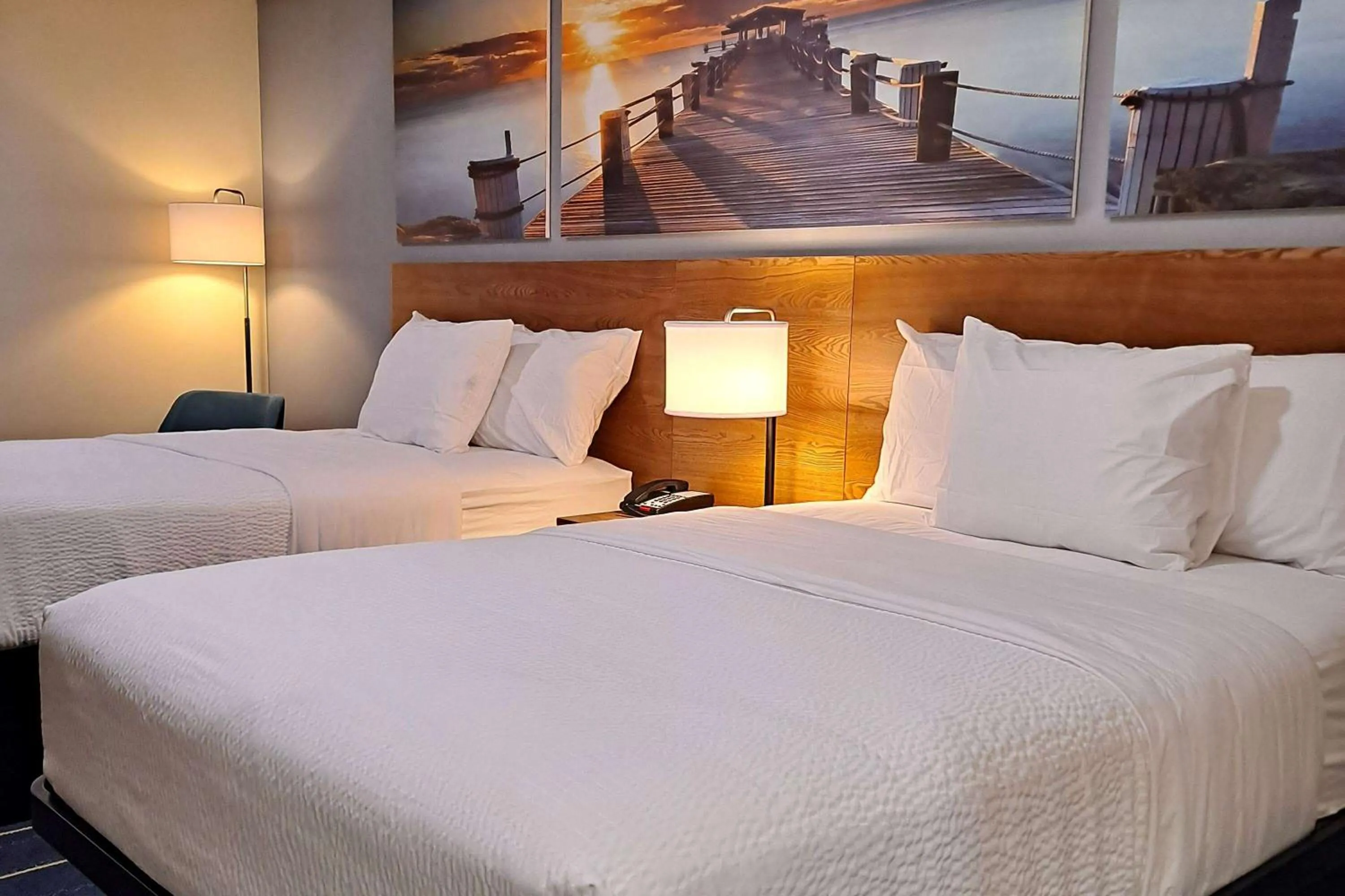 Photo of the whole room, Bed in Days Inn by Wyndham Grayson