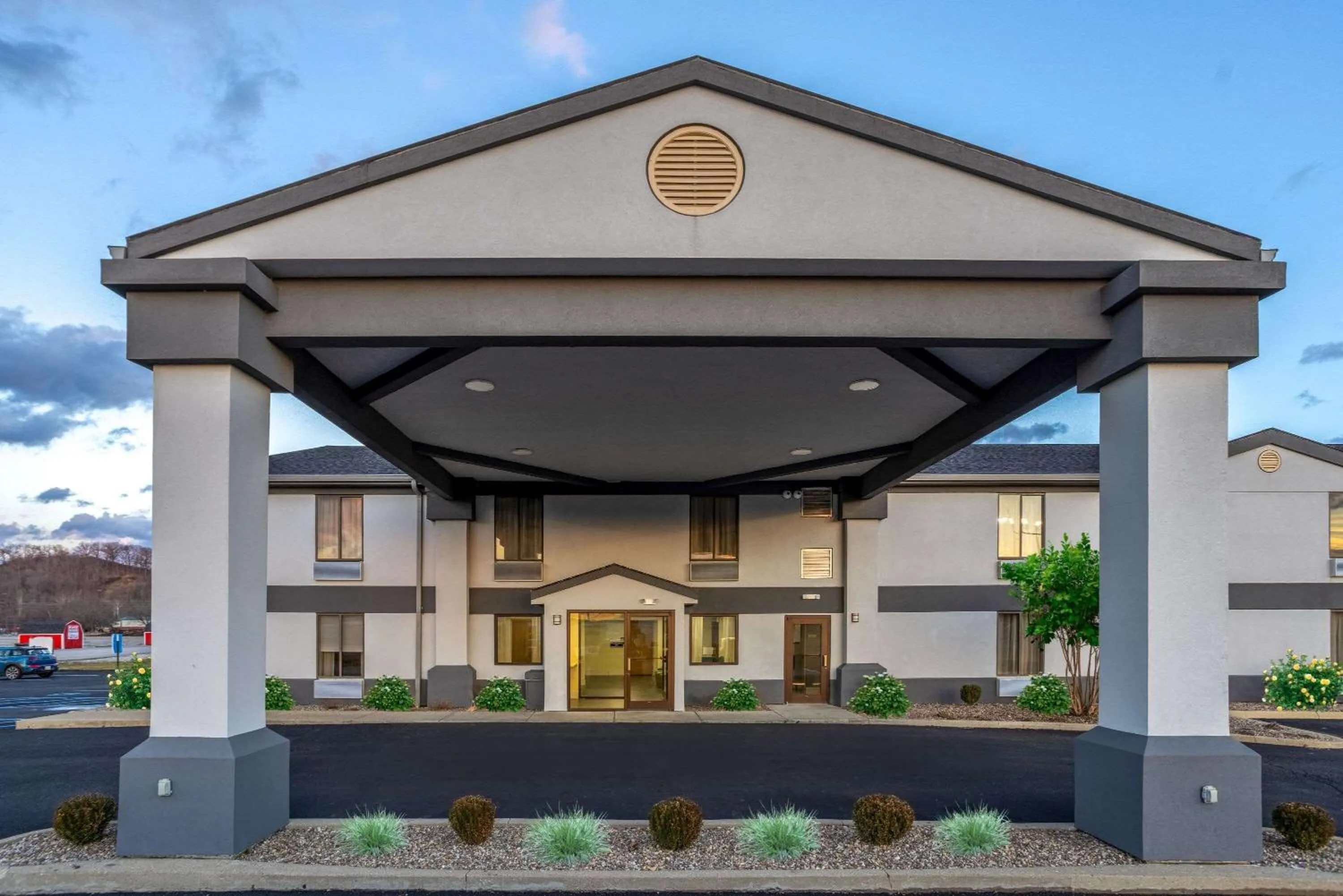 Property building in Days Inn by Wyndham Grayson