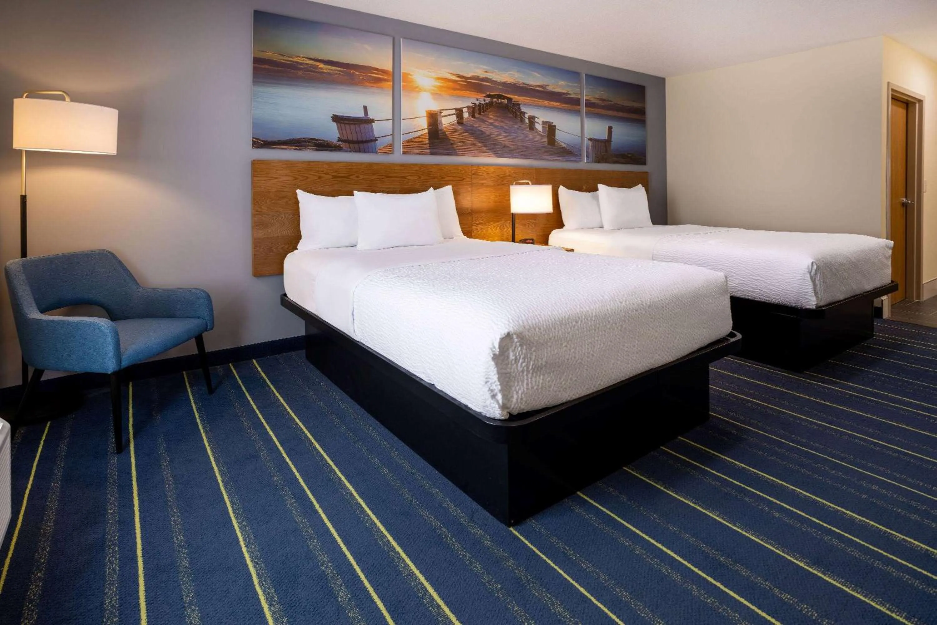 Photo of the whole room, Bed in Days Inn by Wyndham Grayson