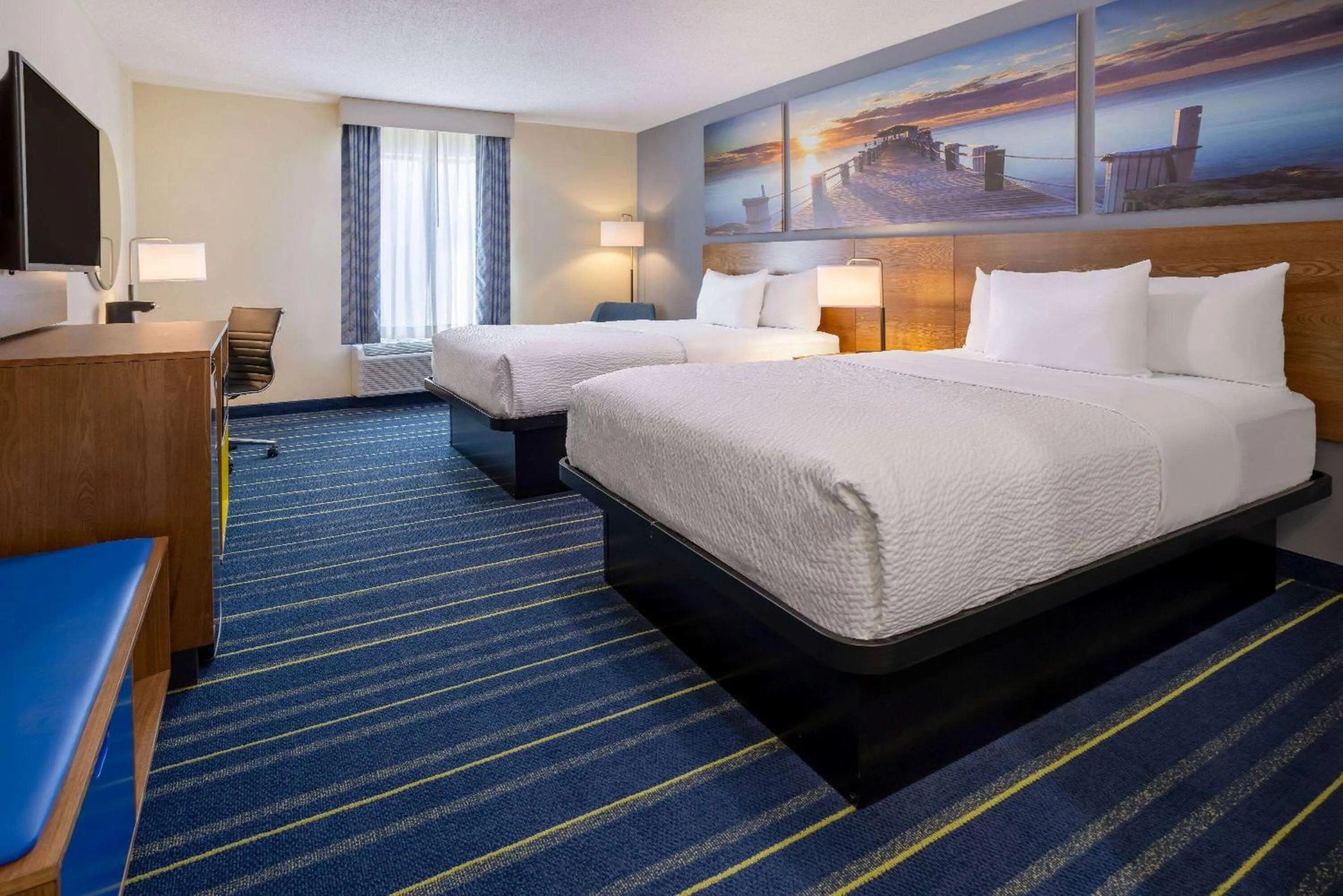 Photo of the whole room, Bed in Days Inn by Wyndham Grayson