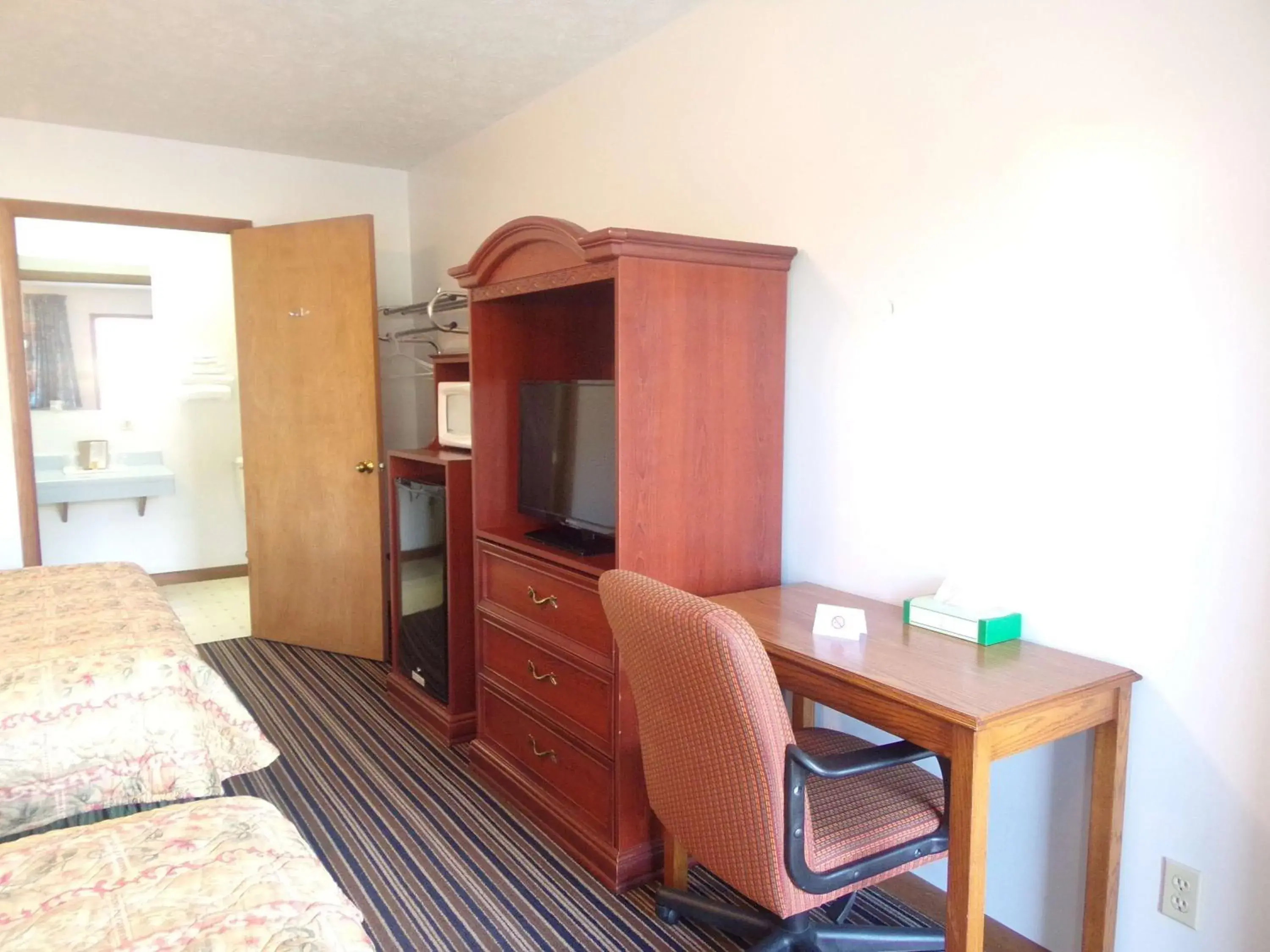 Photo of the whole room, Bed in Huggy Bear Motel - Warren Photo of the whole room, Bed in Huggy Bear Motel - Warren