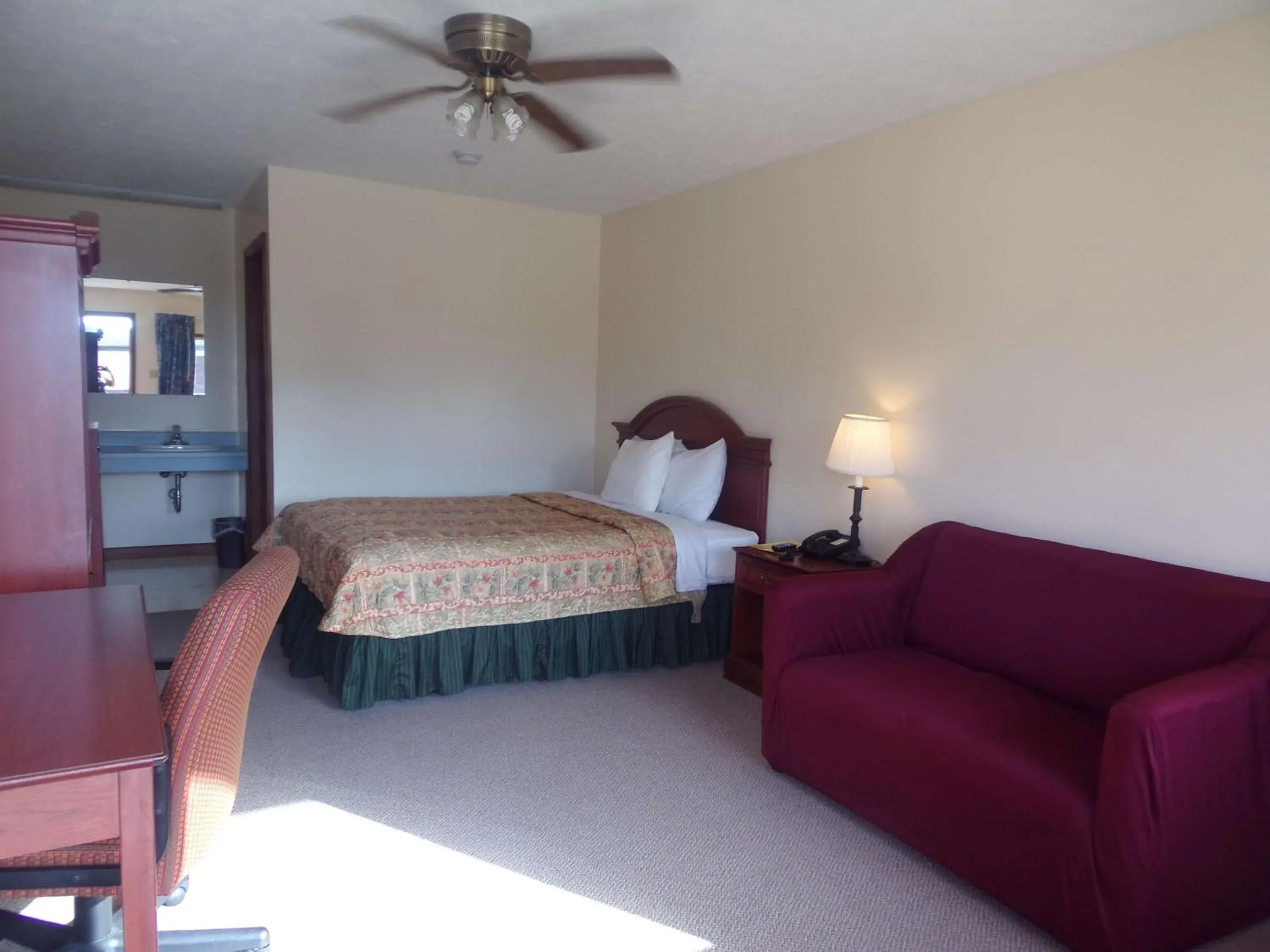 Photo of the whole room, Bed in Huggy Bear Motel - Warren Photo of the whole room, Bed in Huggy Bear Motel - Warren