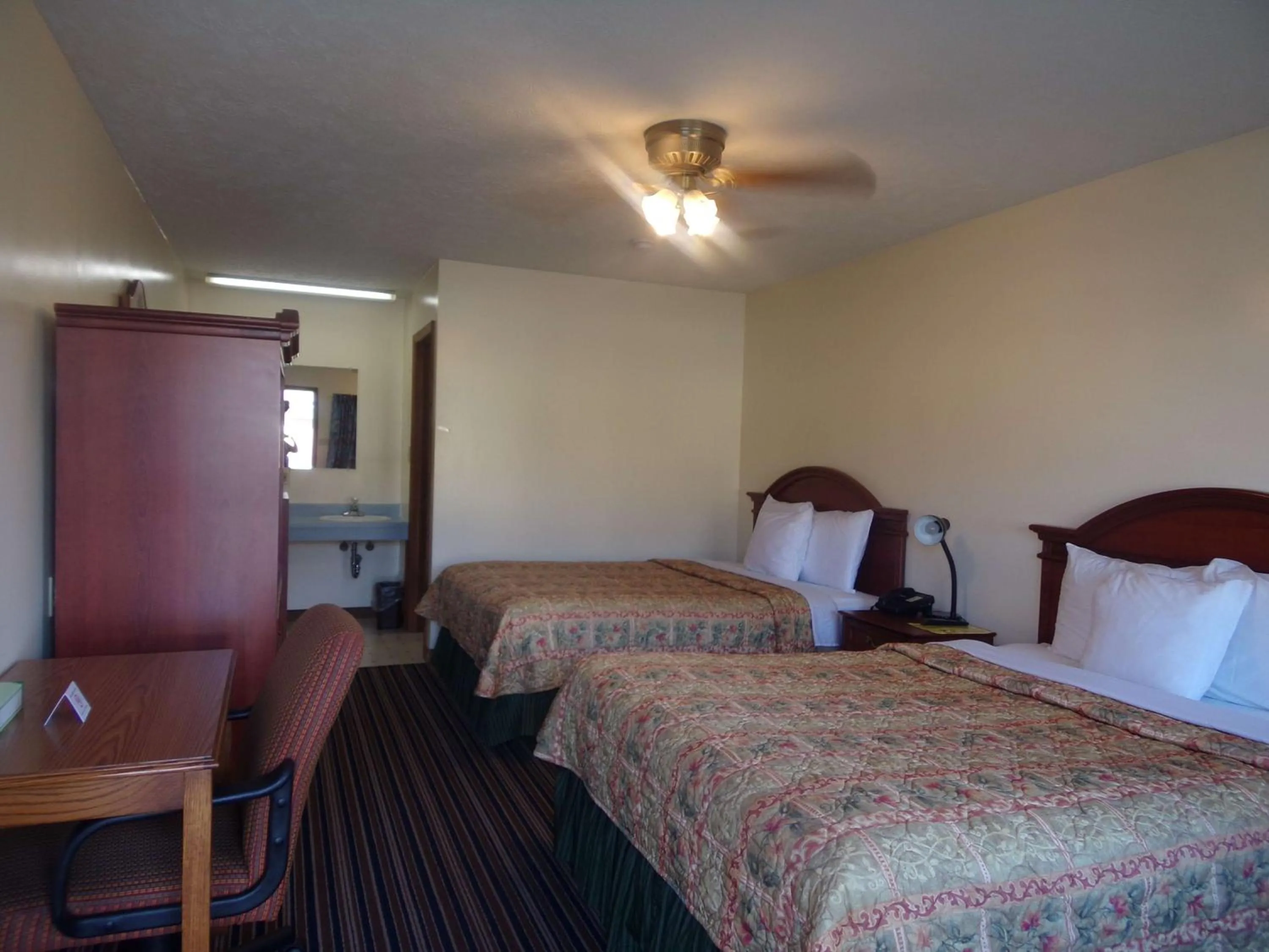 Photo of the whole room, Bed in Huggy Bear Motel - Warren