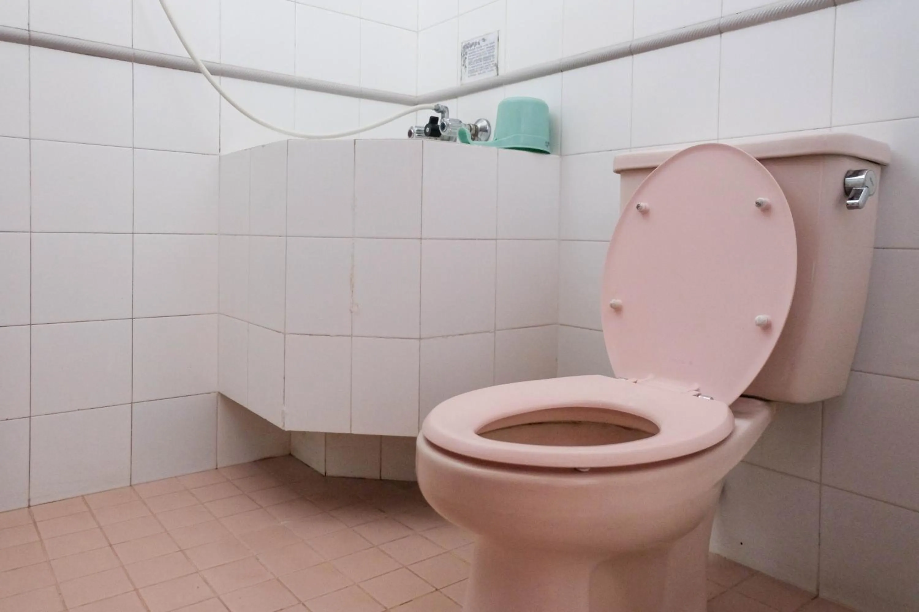 Bathroom in RedDoorz Syariah near Kopeng Treetop Adventure