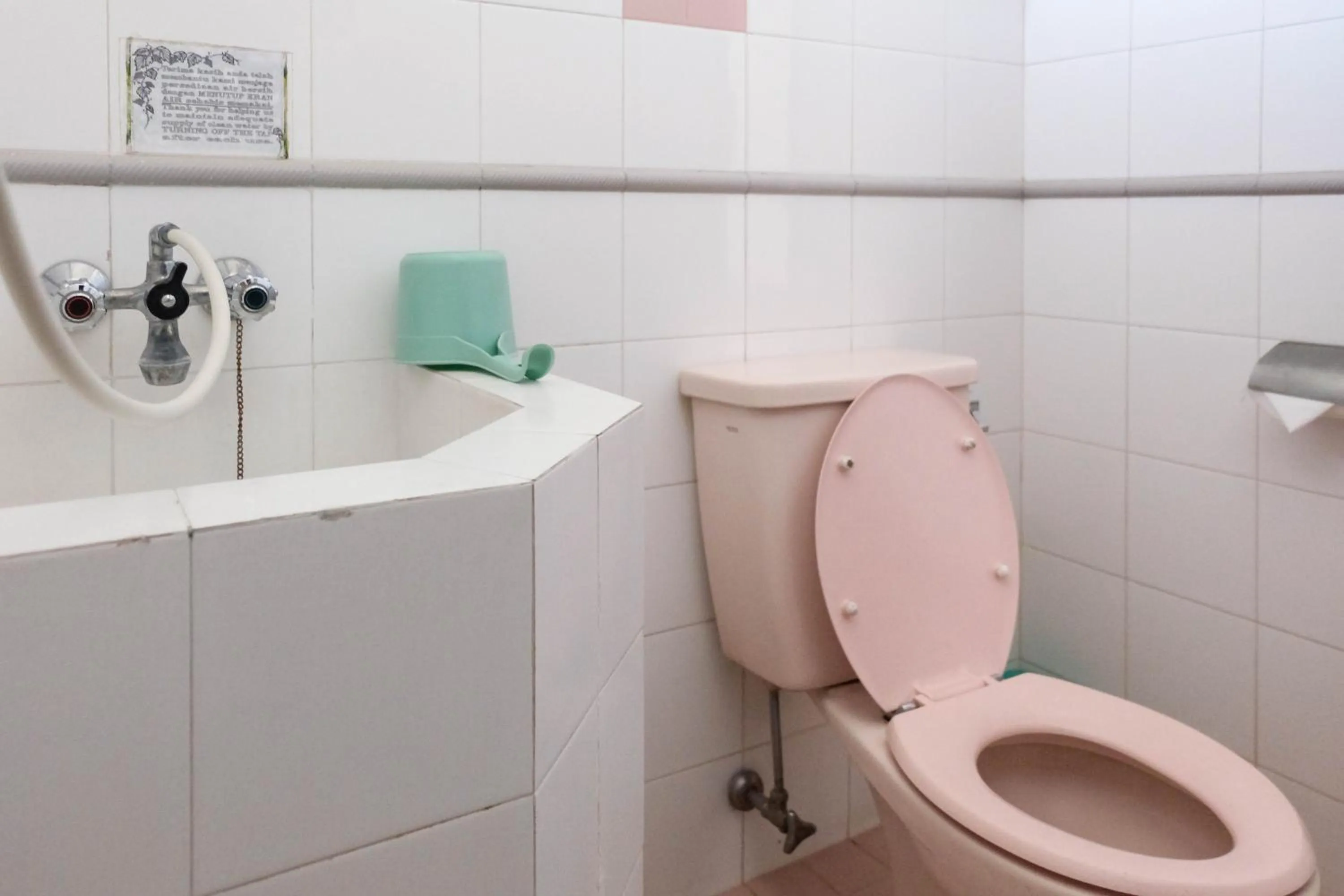 Bathroom in RedDoorz Syariah near Kopeng Treetop Adventure