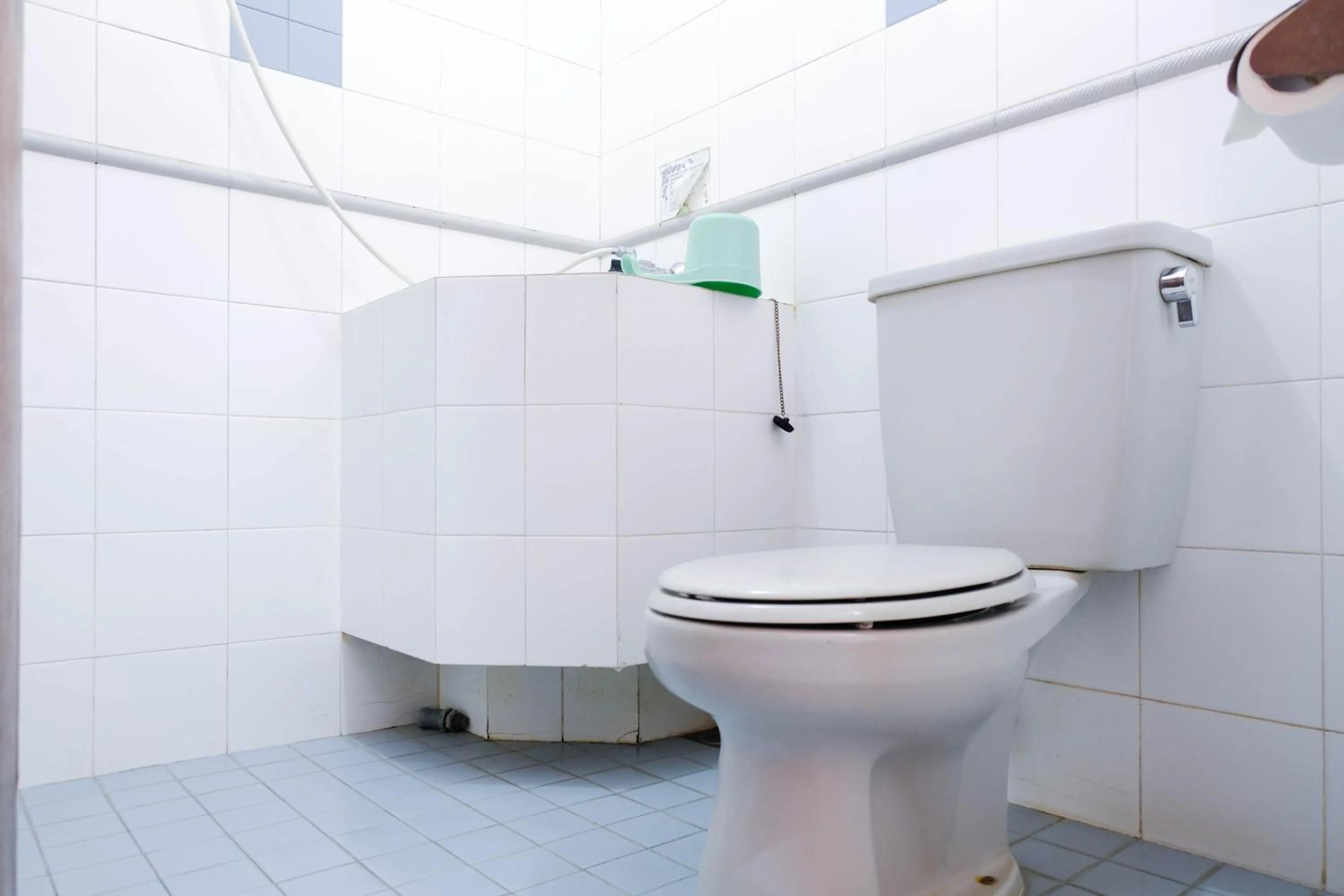 Bathroom in RedDoorz Syariah near Kopeng Treetop Adventure