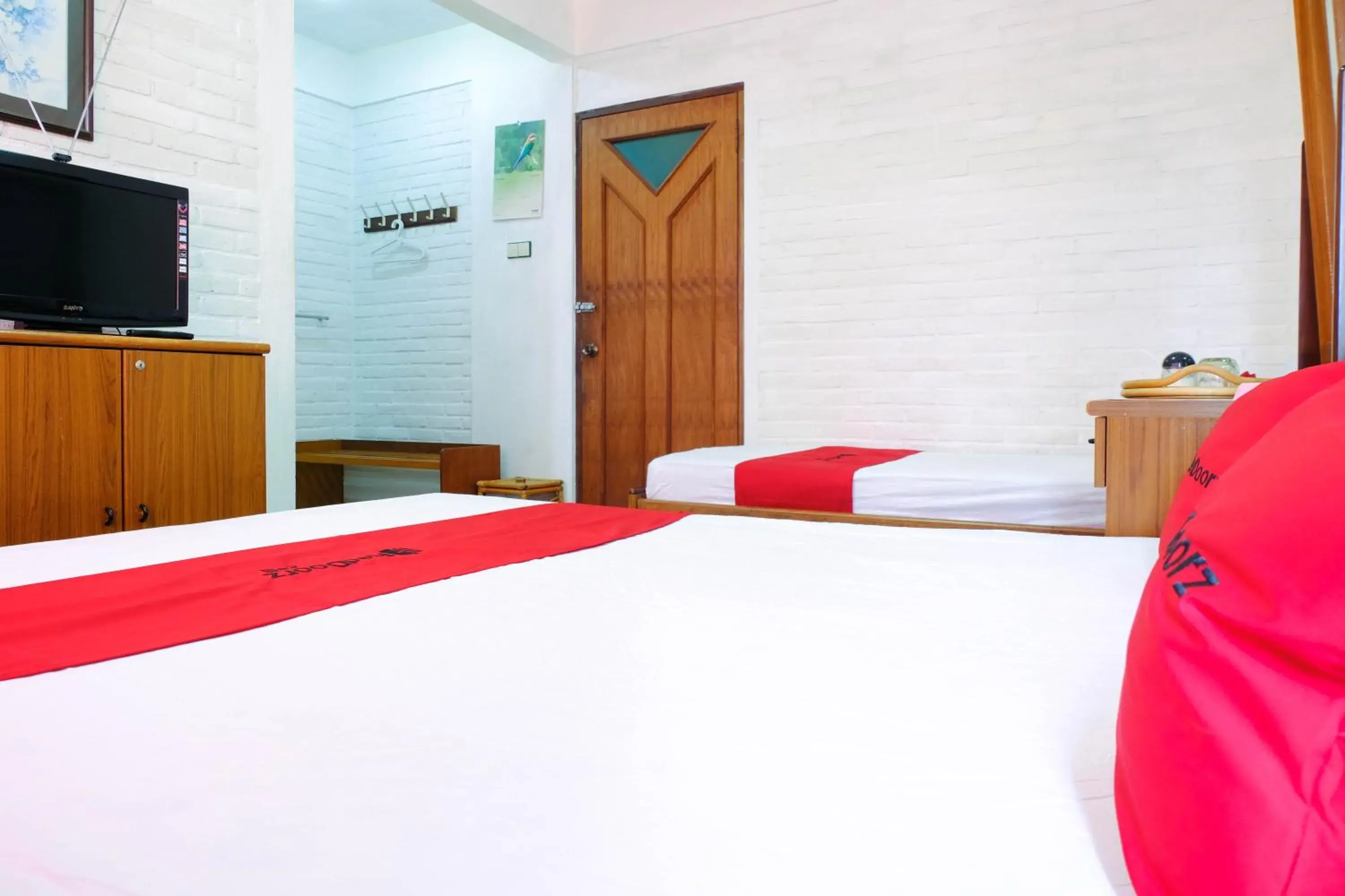 Bed in RedDoorz Syariah near Kopeng Treetop Adventure Bed in RedDoorz Syariah near Kopeng Treetop Adventure