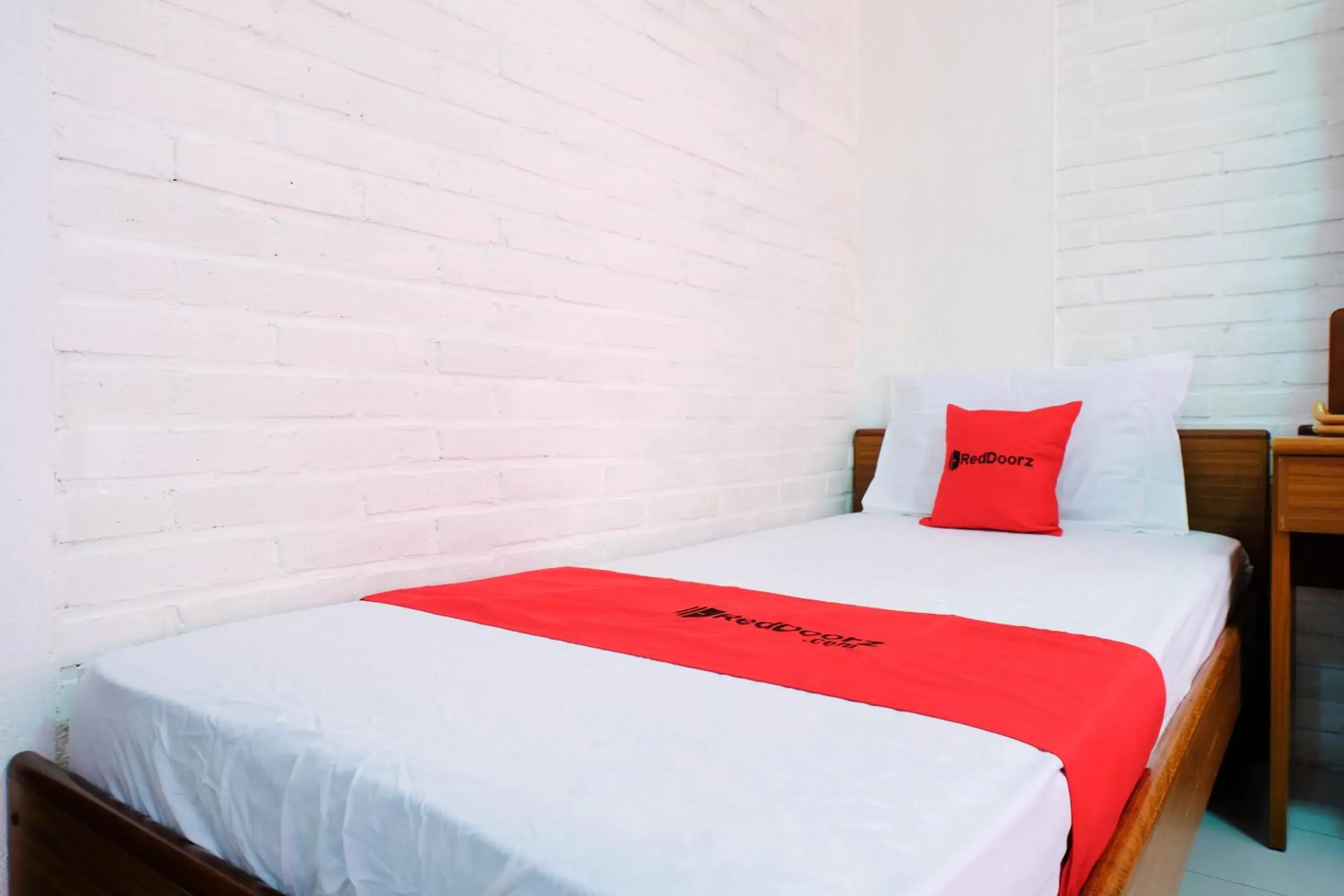 Bed in RedDoorz Syariah near Kopeng Treetop Adventure Bed in RedDoorz Syariah near Kopeng Treetop Adventure