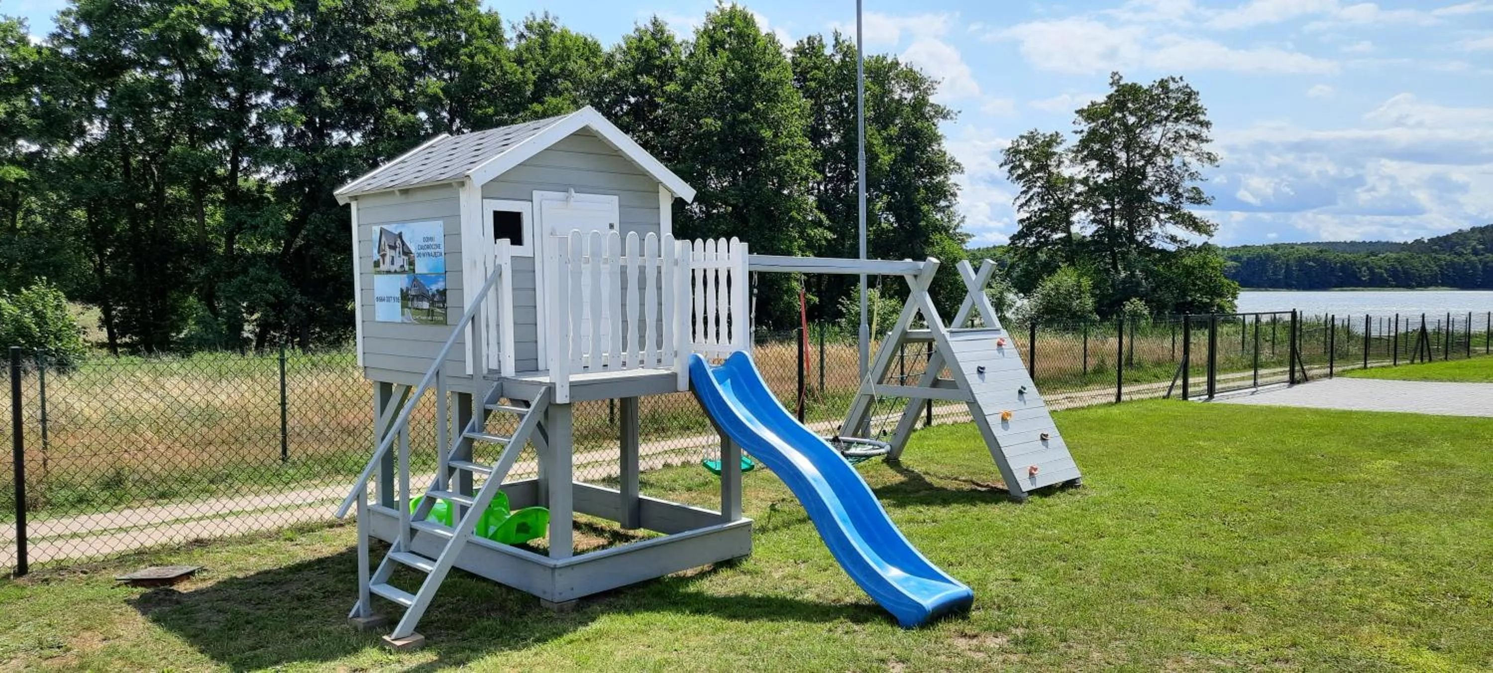 Szary domek nad jeziorem