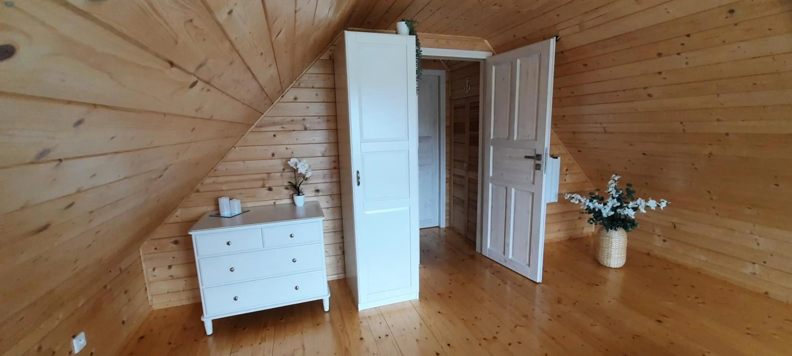 Szary domek nad jeziorem