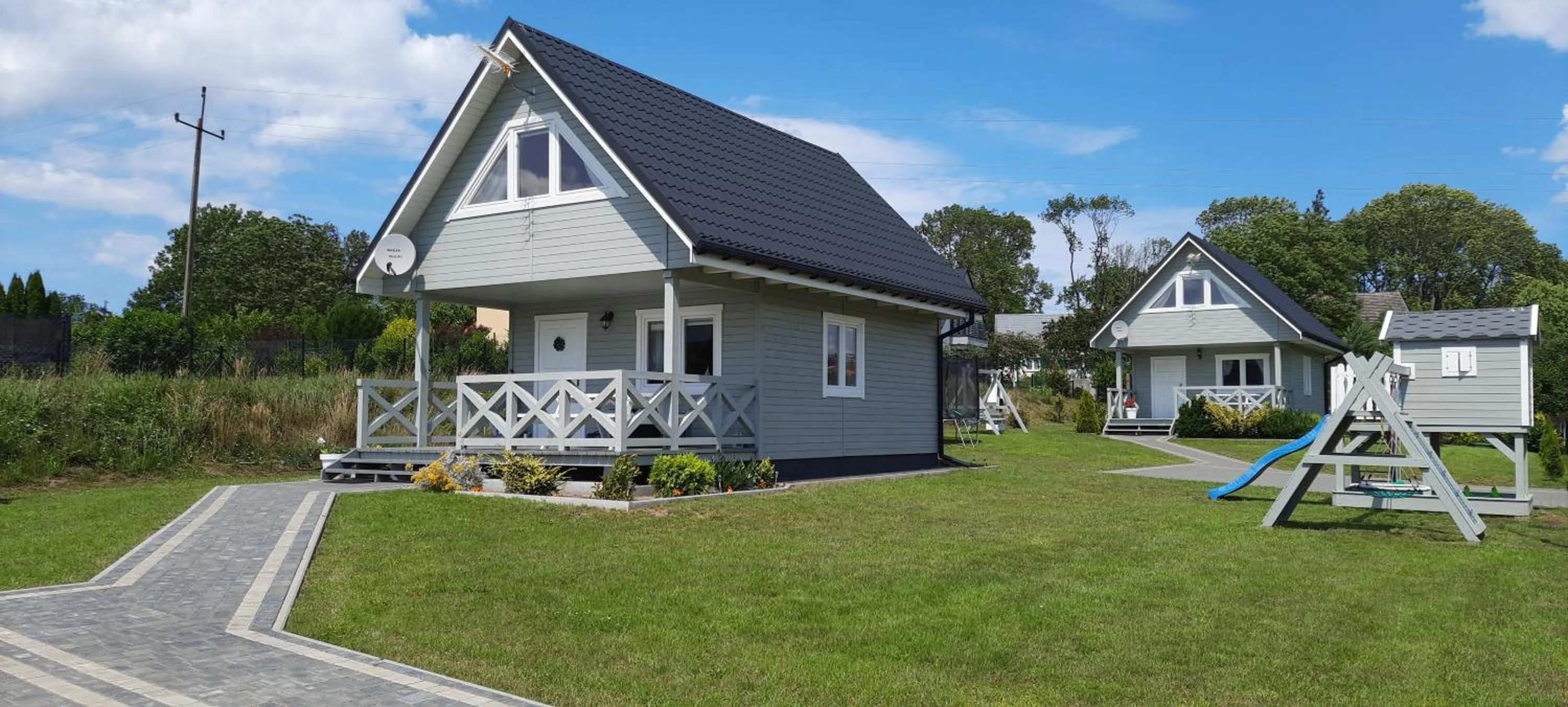 Szary domek nad jeziorem