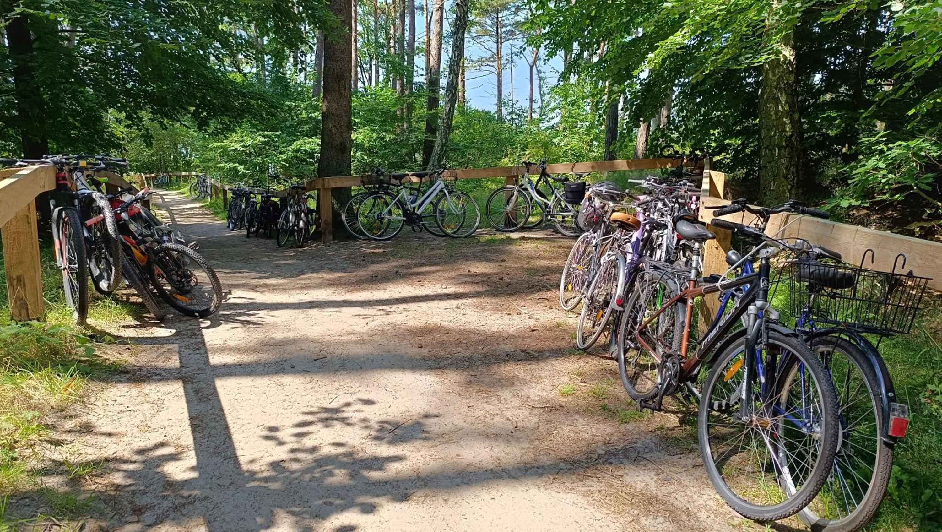 Szary domek nad jeziorem