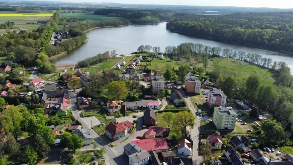 Szary domek nad jeziorem