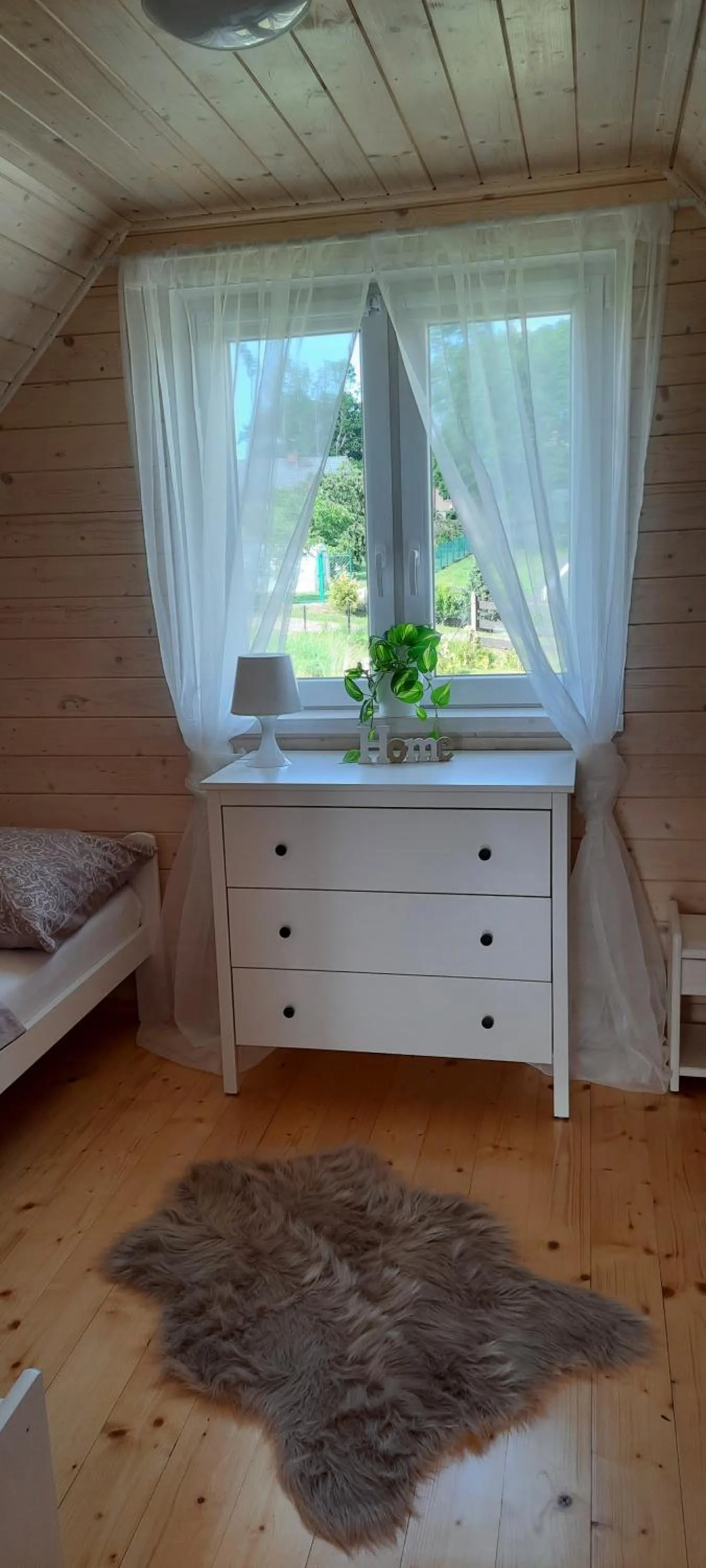 Szary domek nad jeziorem