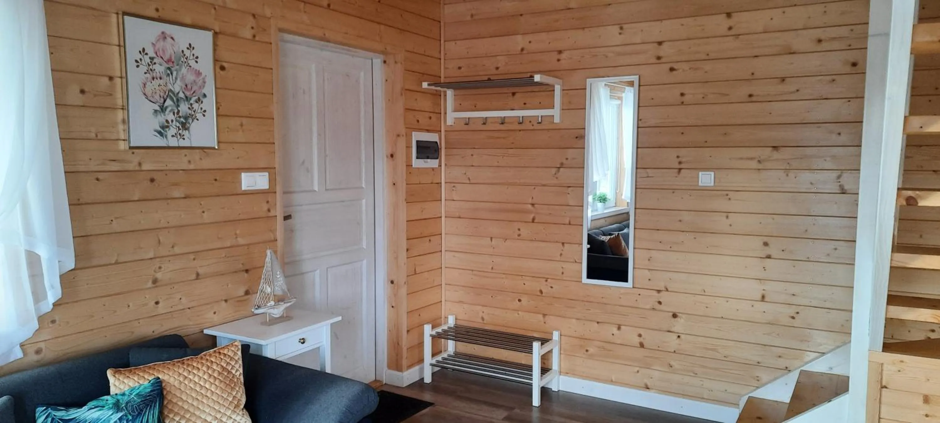 Szary domek nad jeziorem