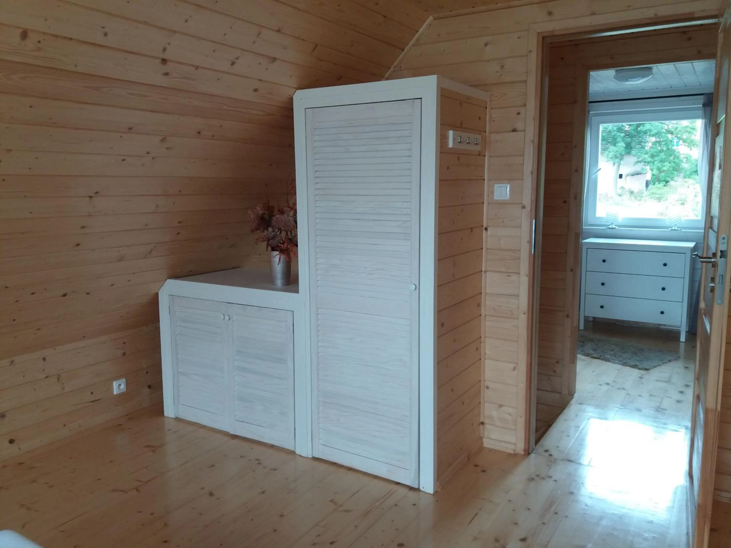 Szary domek nad jeziorem