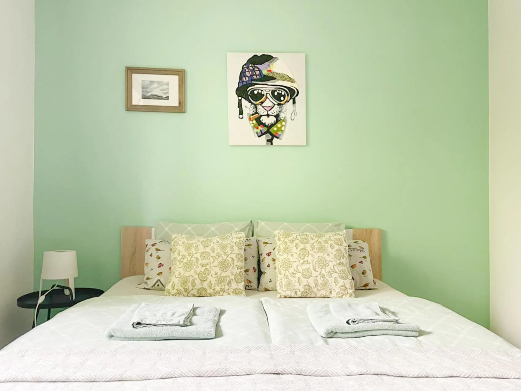 Bed in Deerwood Holiday Cozy Retreat 2br Apartment with Stunning Castle Views