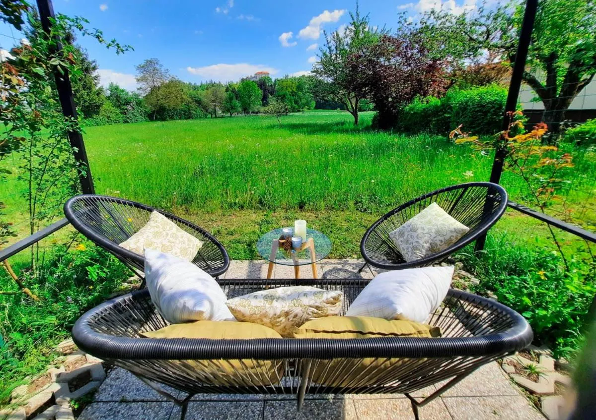 Deerwood Holiday Cozy Retreat 2br Apartment with Stunning Castle Views