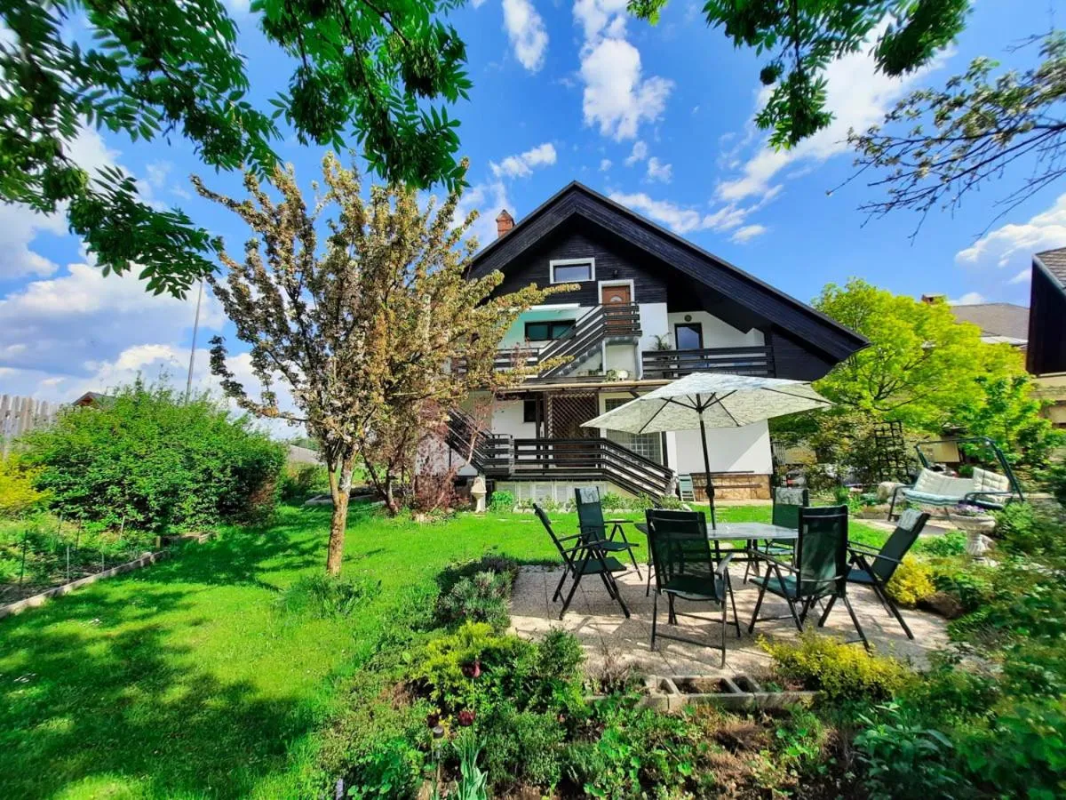 Deerwood Holiday Cozy Retreat 2br Apartment with Stunning Castle Views