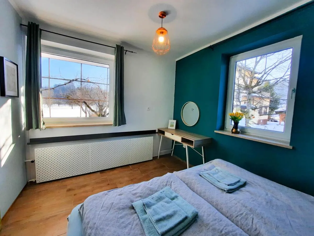 Bed in Deerwood Holiday Cozy Retreat 2br Apartment with Stunning Castle Views