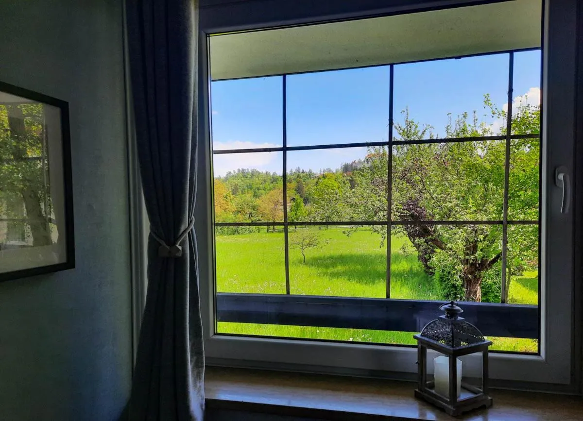 Deerwood Holiday Cozy Retreat 2br Apartment with Stunning Castle Views
