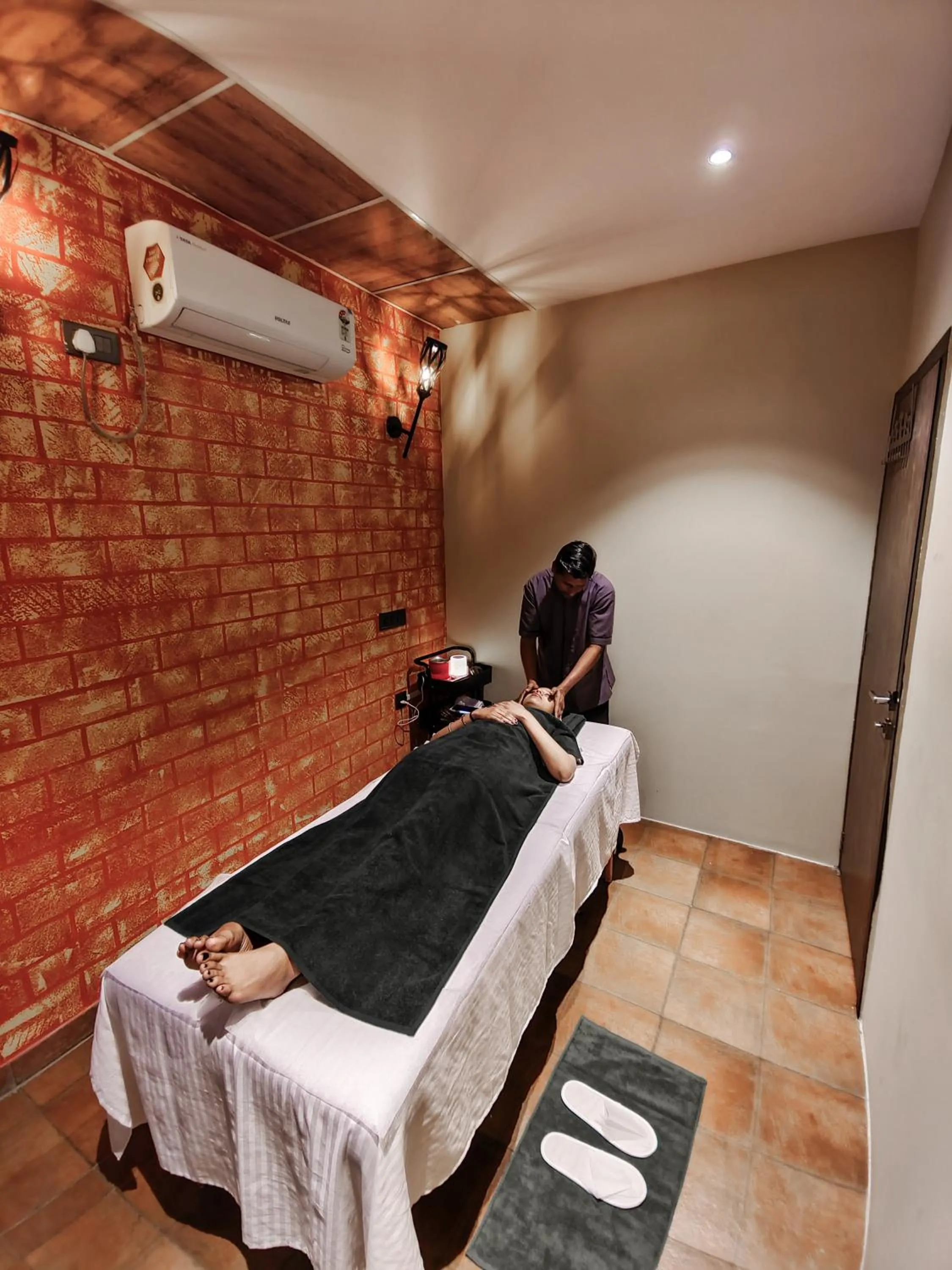Massage in The Summer House, Pachmarhi - AM Hotel Kollection