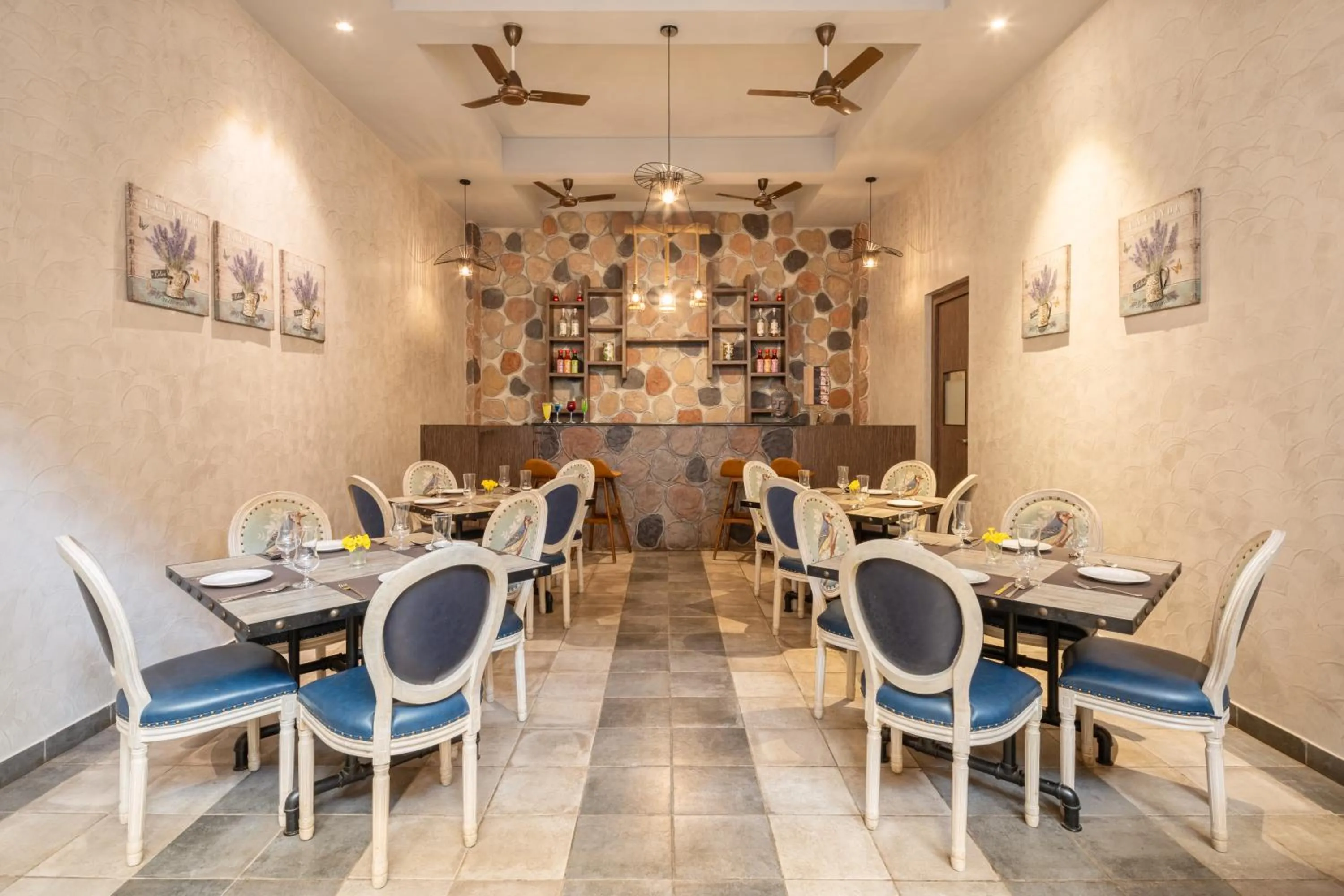 Restaurant/places to eat in The Summer House, Pachmarhi - AM Hotel Kollection