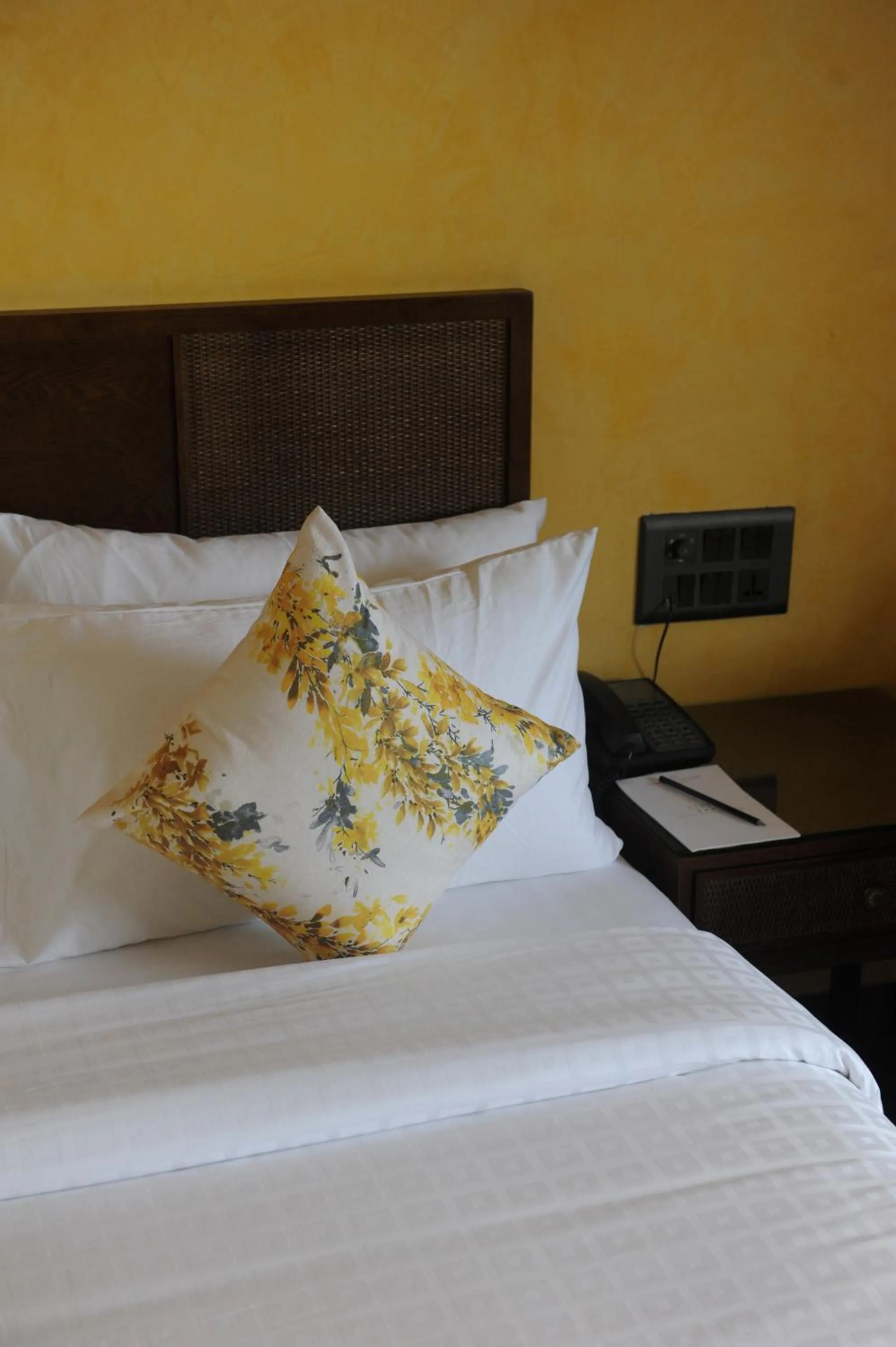 Bed in The Summer House, Pachmarhi - AM Hotel Kollection