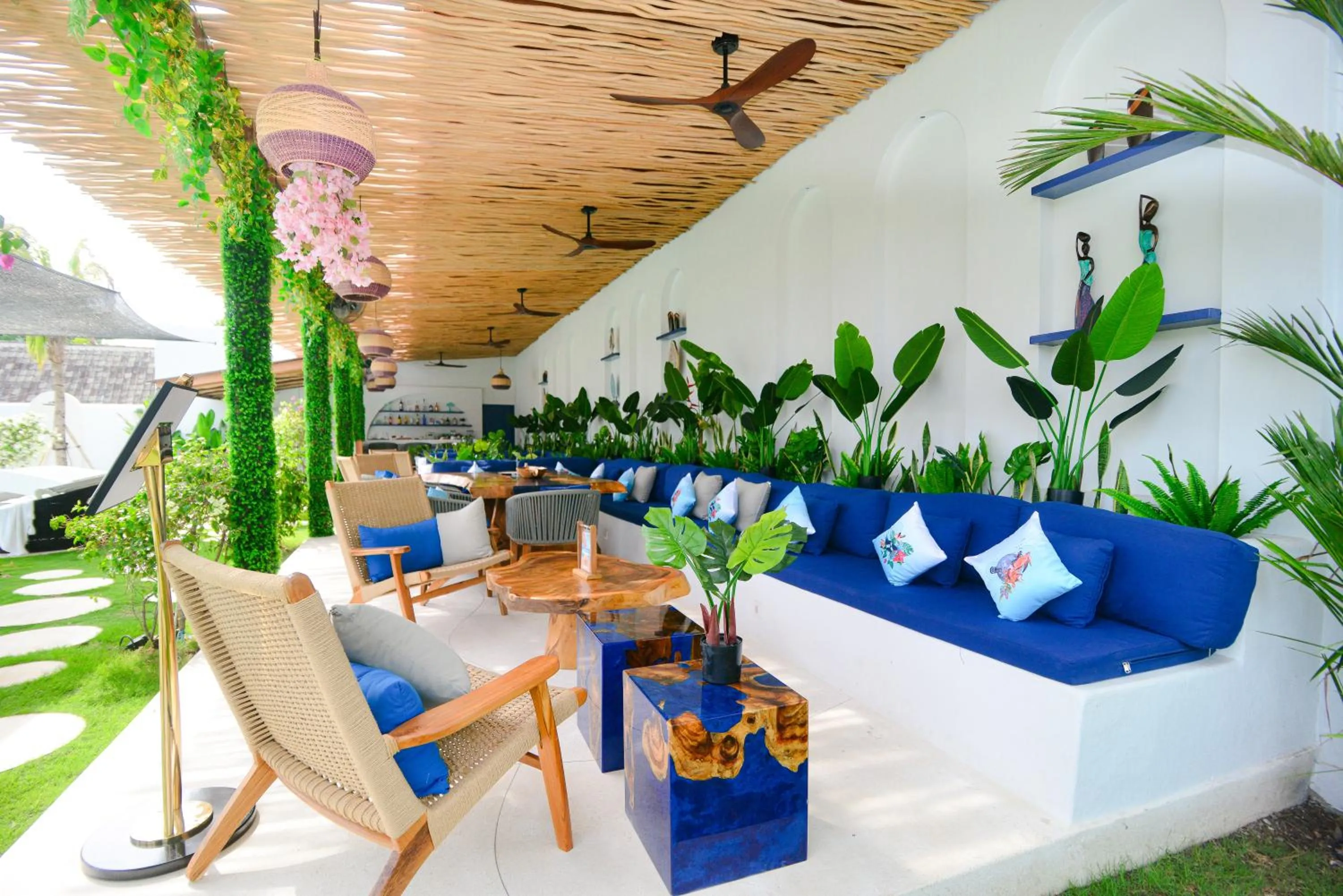 Restaurant/places to eat in The Koho Air Hotel