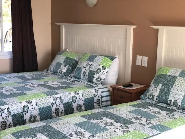 Bedroom, Bed in Clifty Cove Motel