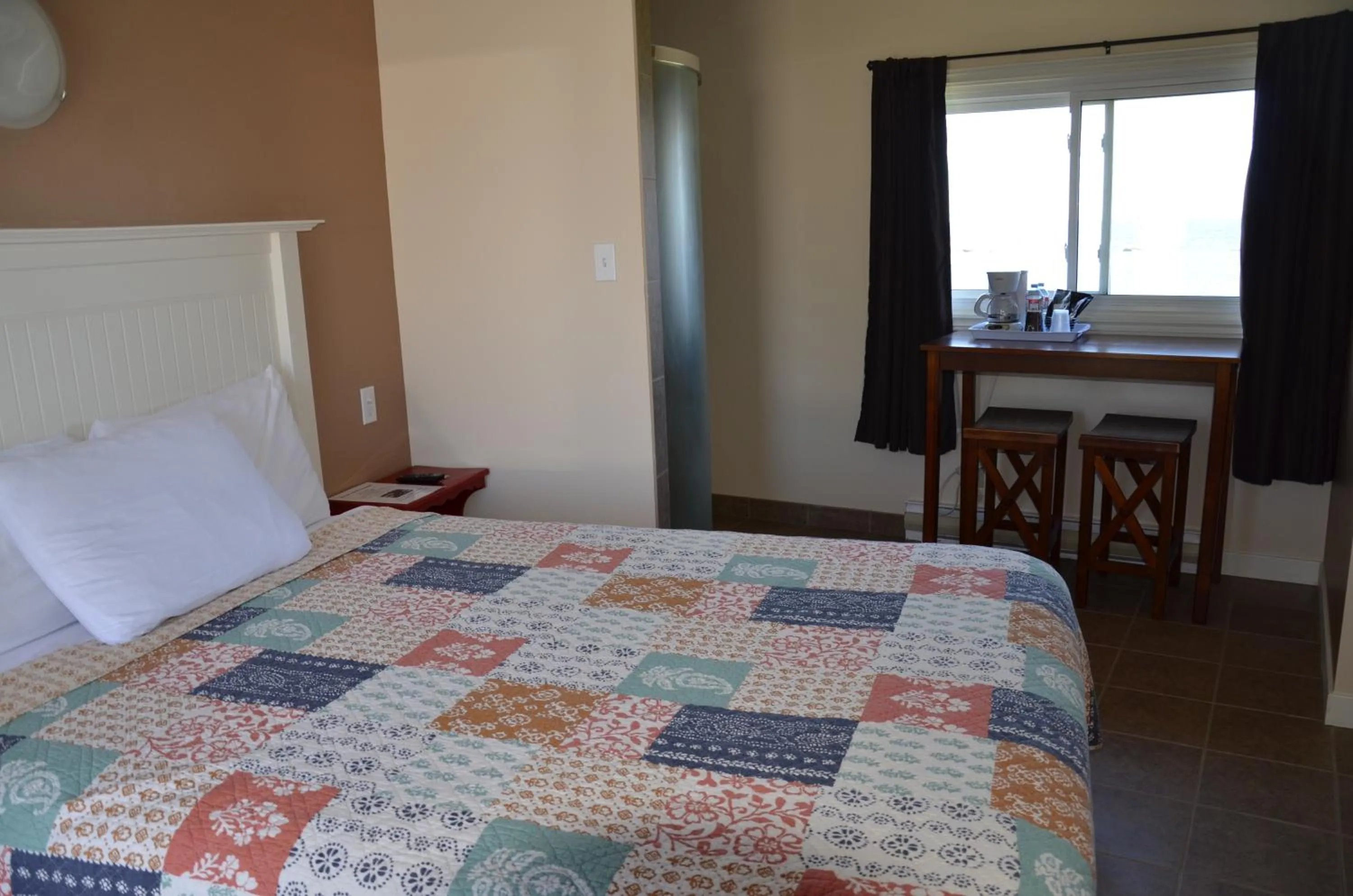 Bed in Clifty Cove Motel