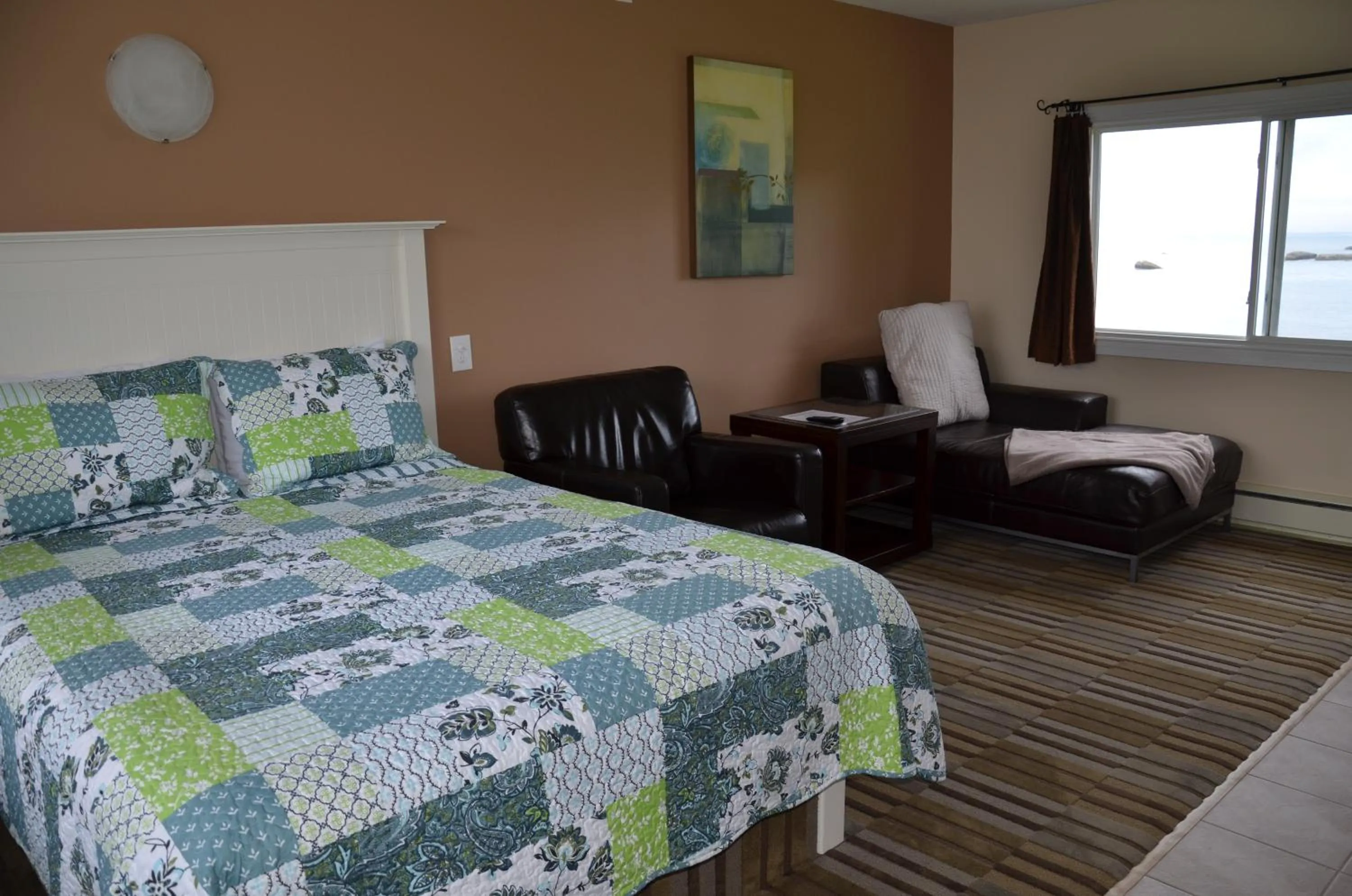 Bed in Clifty Cove Motel