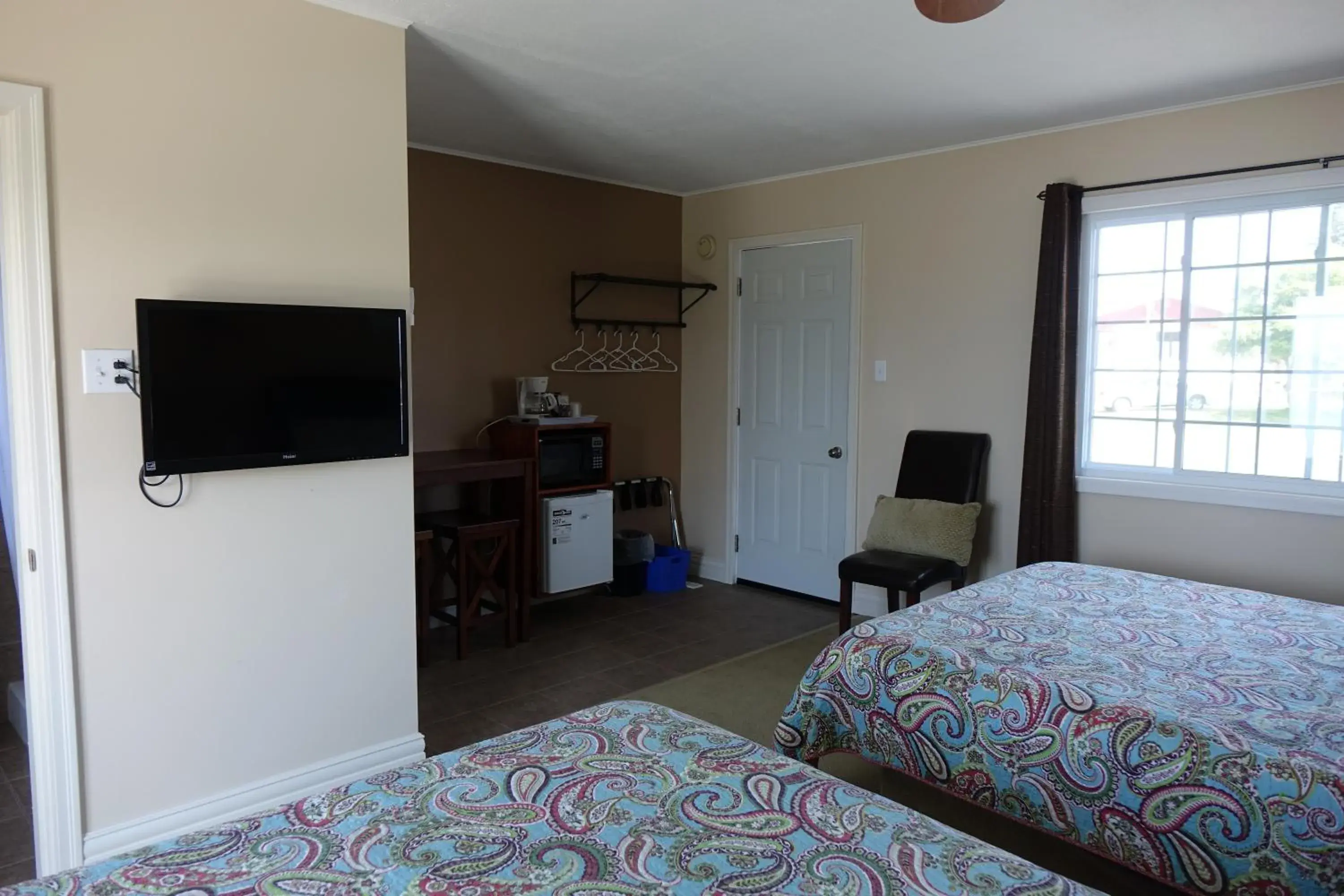 Deluxe Queen Room with Two Queen Beds in Clifty Cove Motel Deluxe Queen Room with Two Queen Beds in Clifty Cove Motel