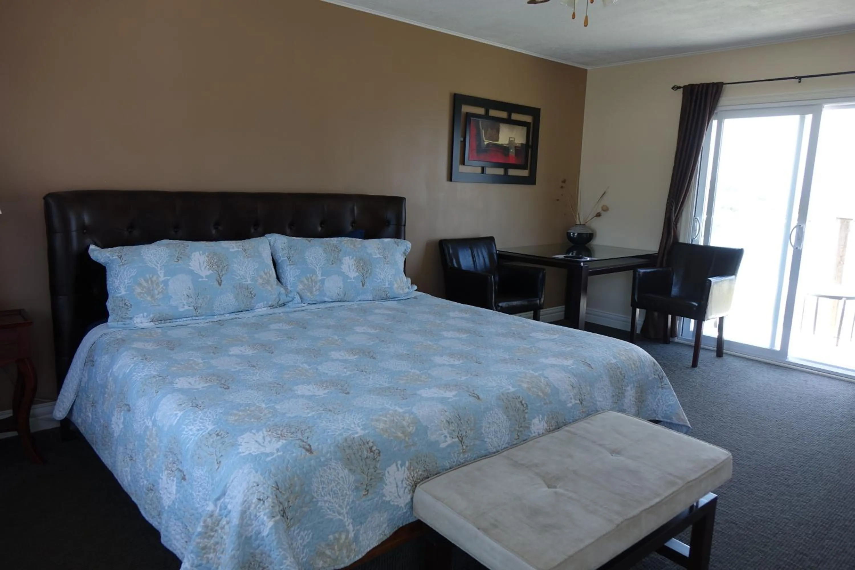 Bed in Clifty Cove Motel