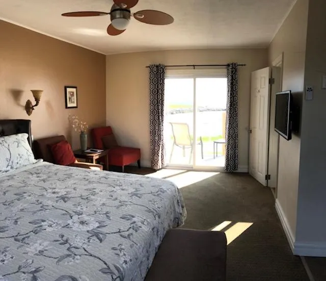 Bed in Clifty Cove Motel