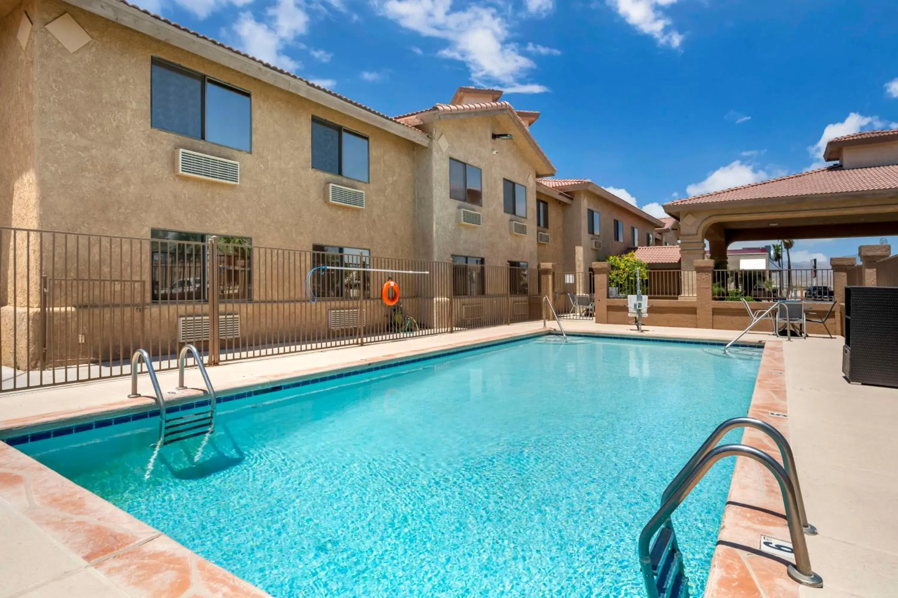 Pool view in Best Western Parker Inn Pool view in Best Western Parker Inn