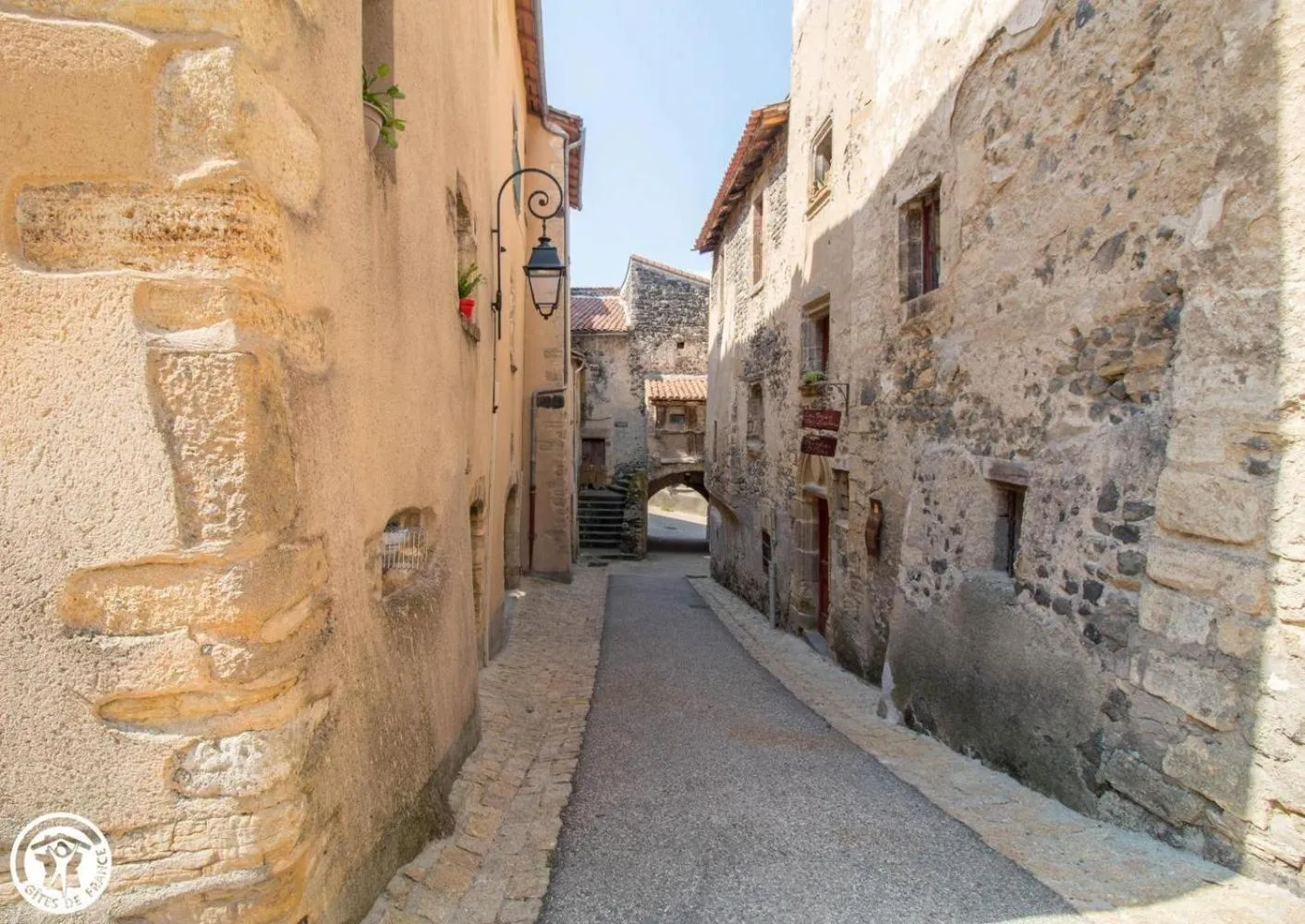 Street view in La maison des archers